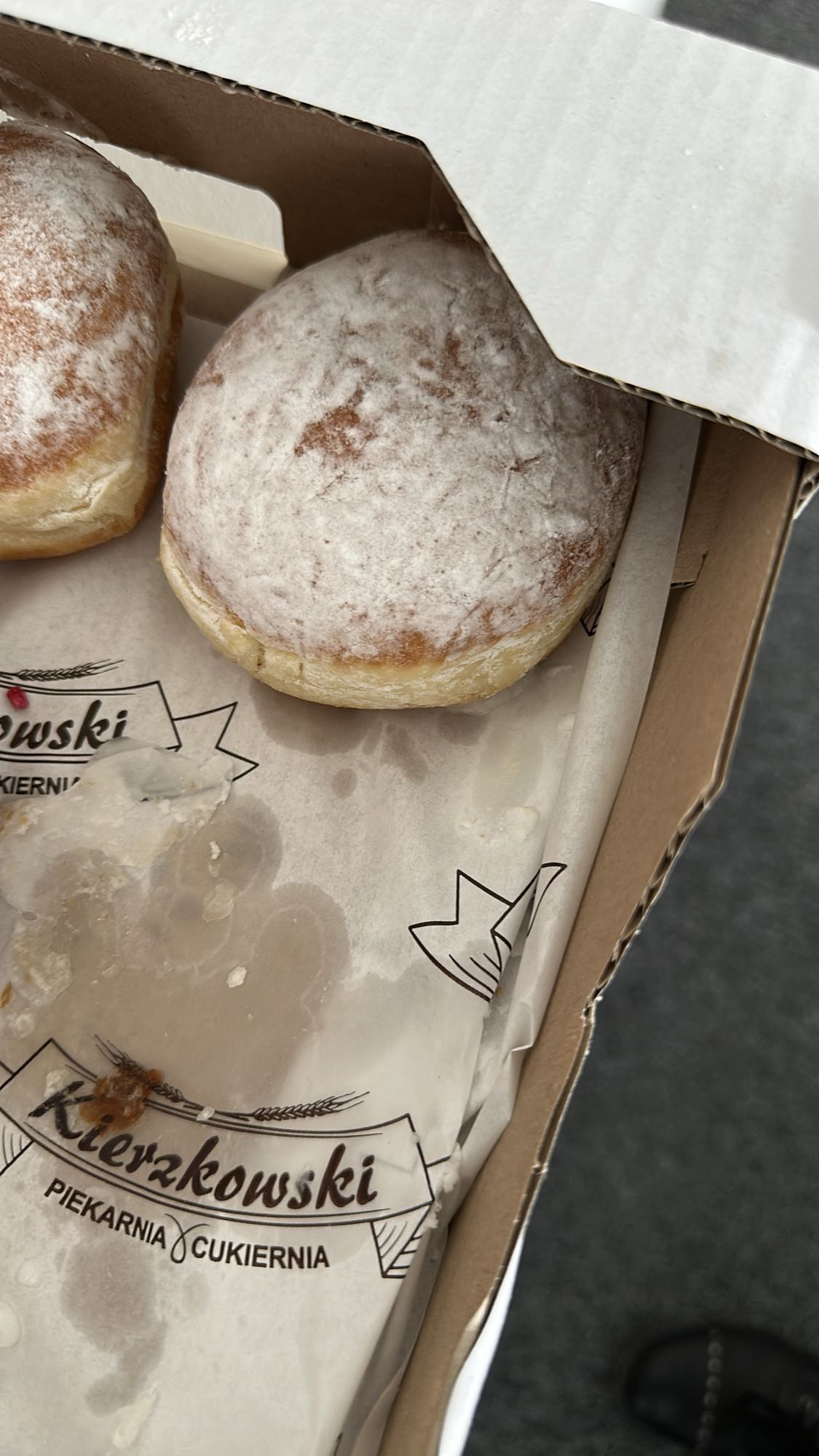 Pączek z cukrem pudrem