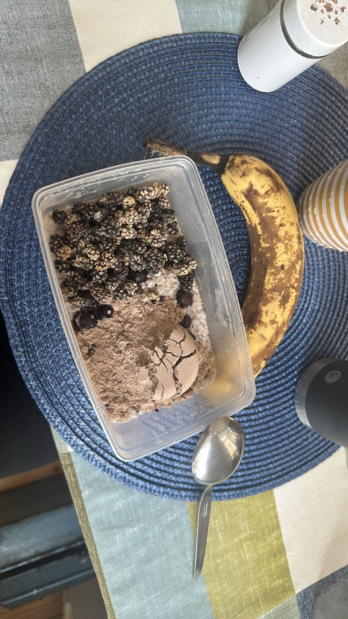 Havregrynsfrukost med bär