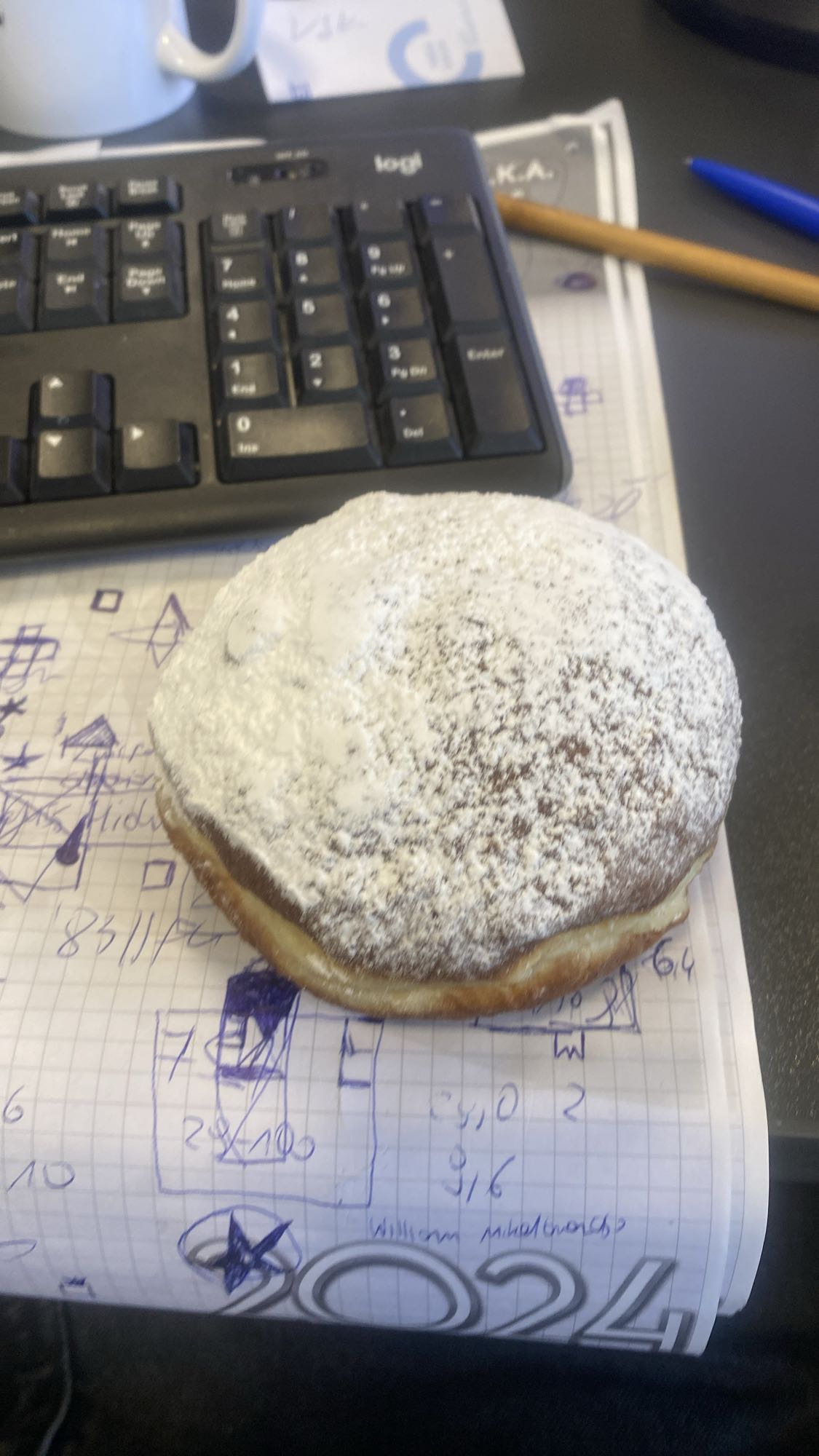 pączek z cukrem pudrem