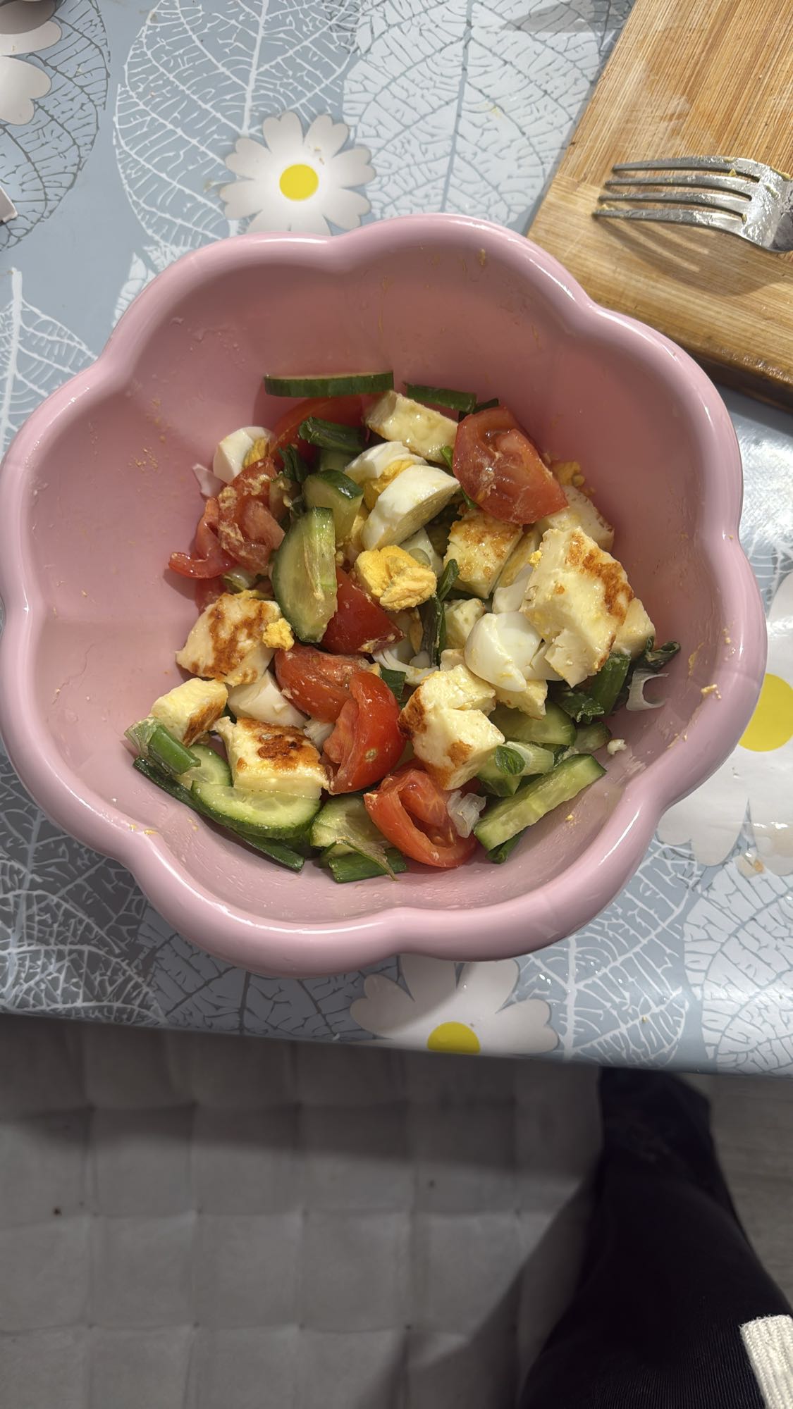 Salată cu brânză și ou