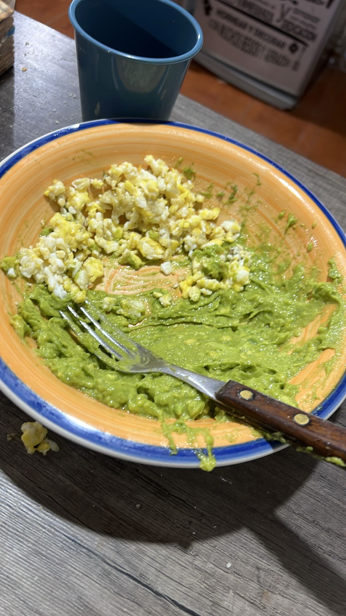 huevo revuelto y aguacate
