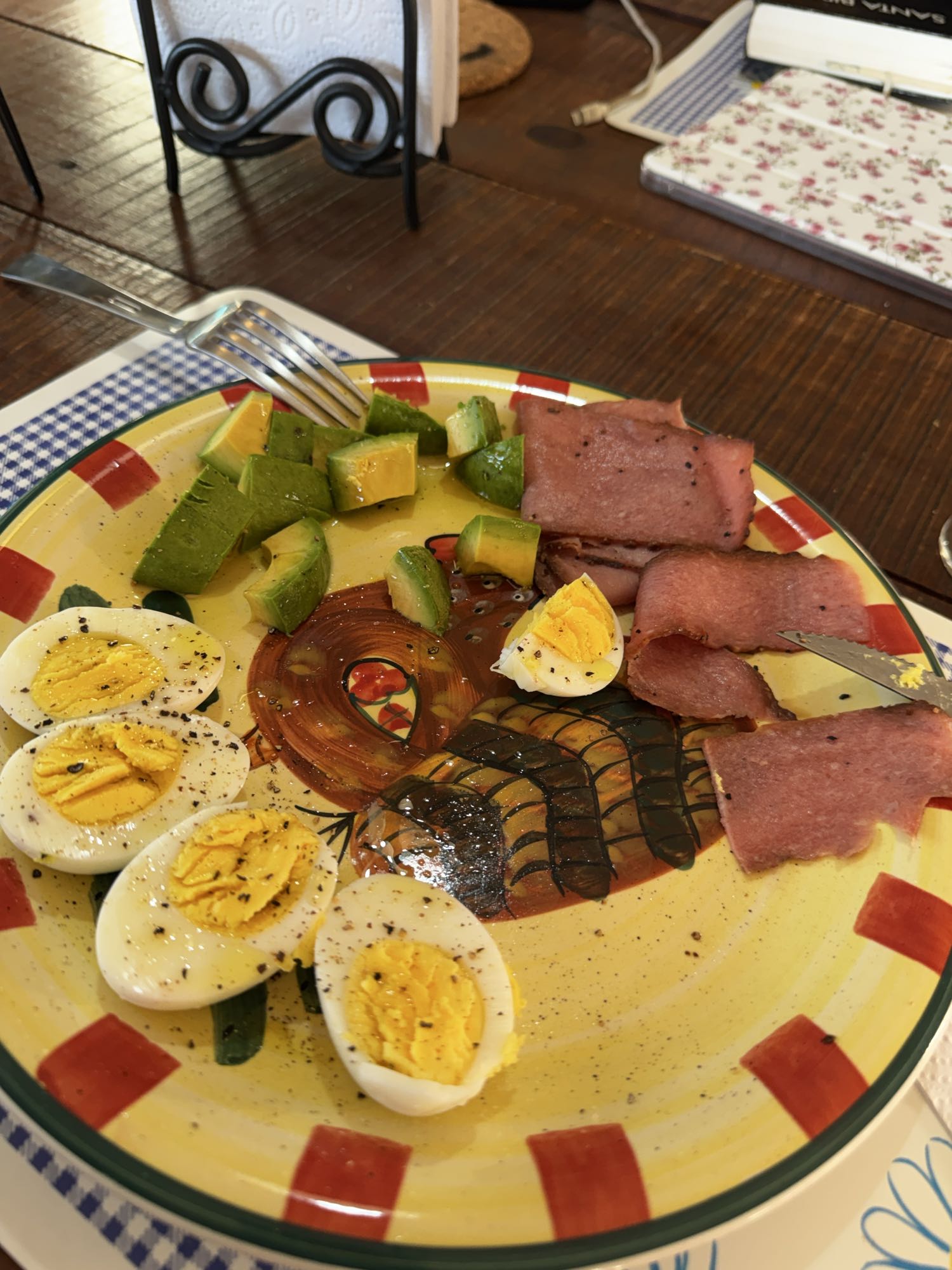 Desayuno con huevo y aguacate