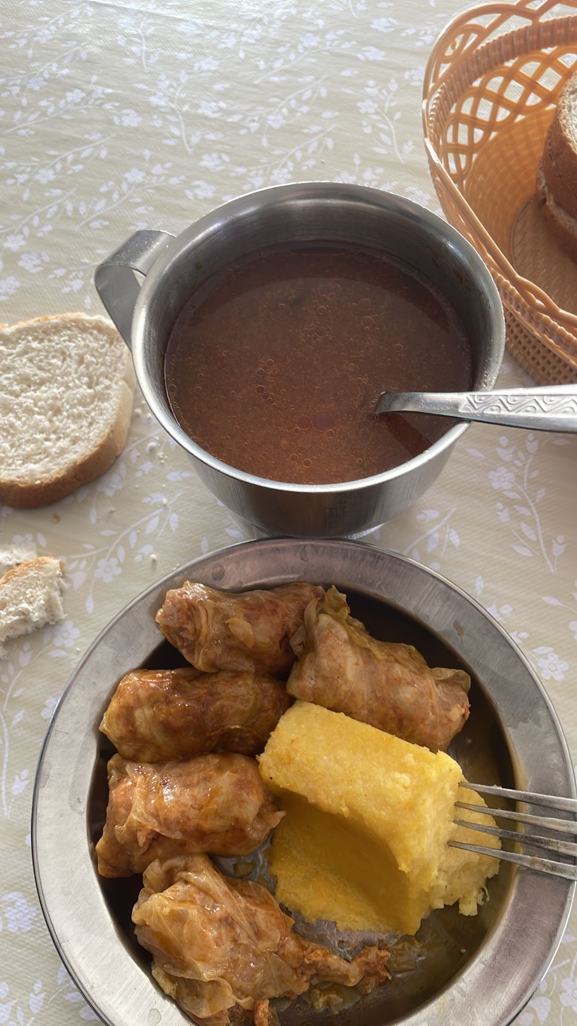 Sarmale con polenta y sopa