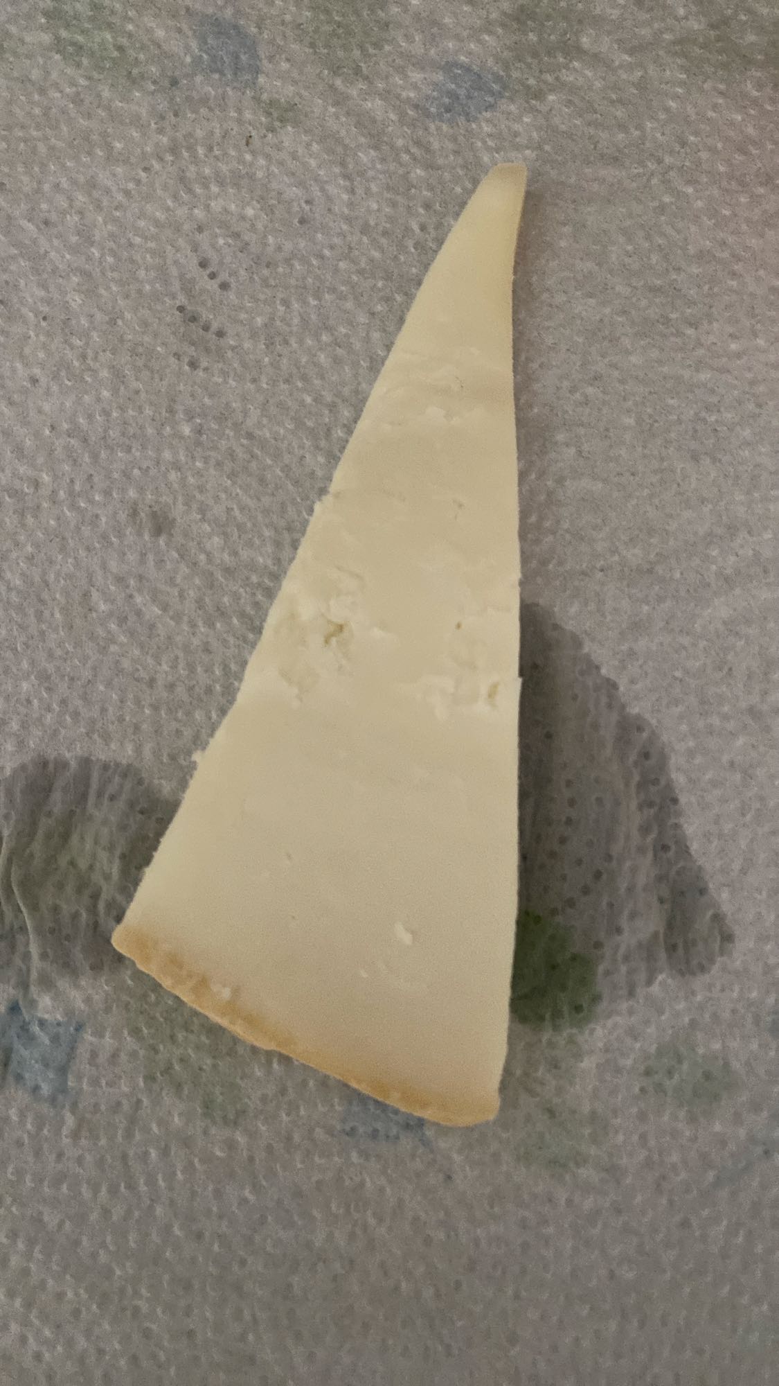 Bucată de brânză tare