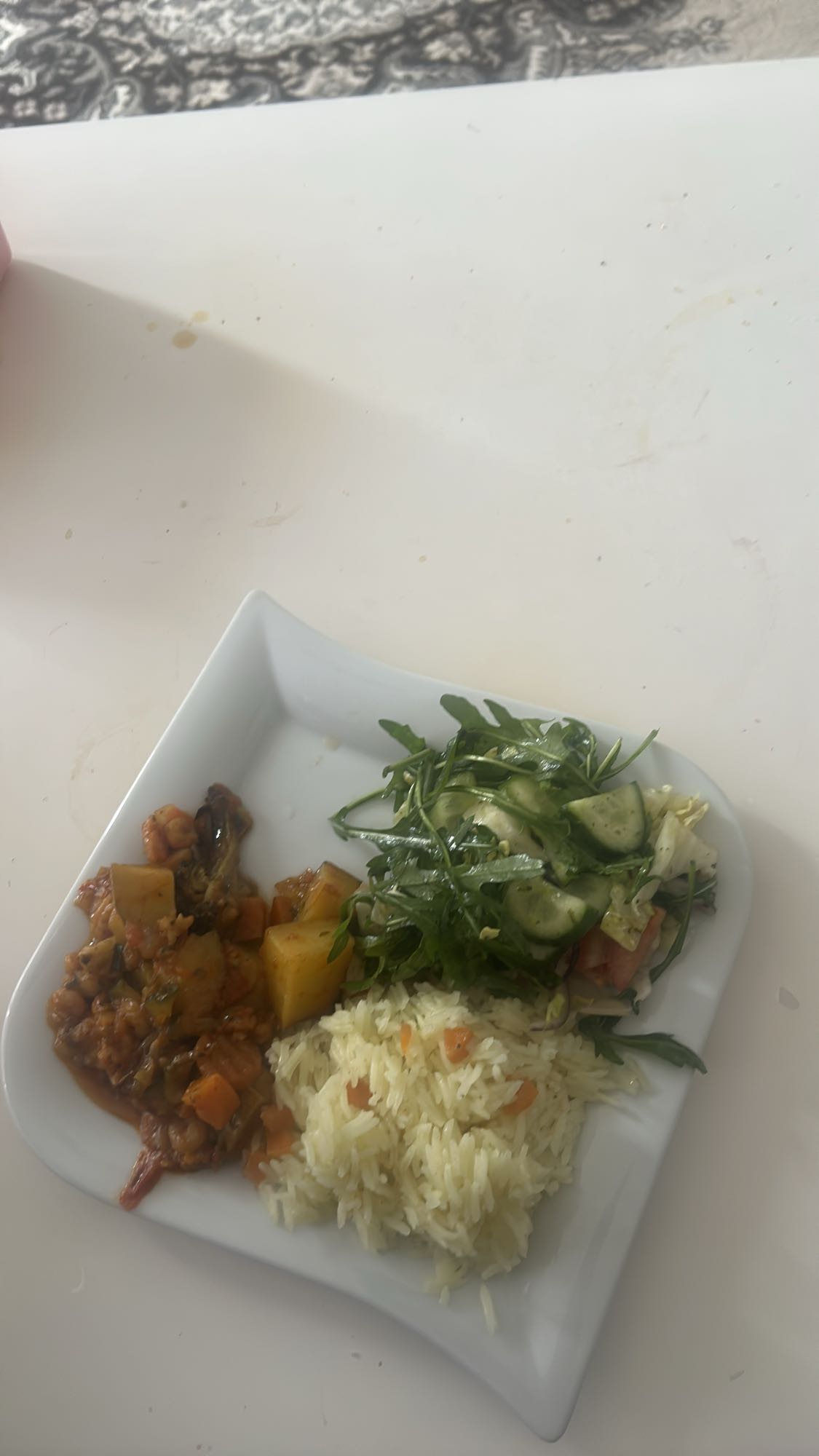 Rijst met groentestoof en salade