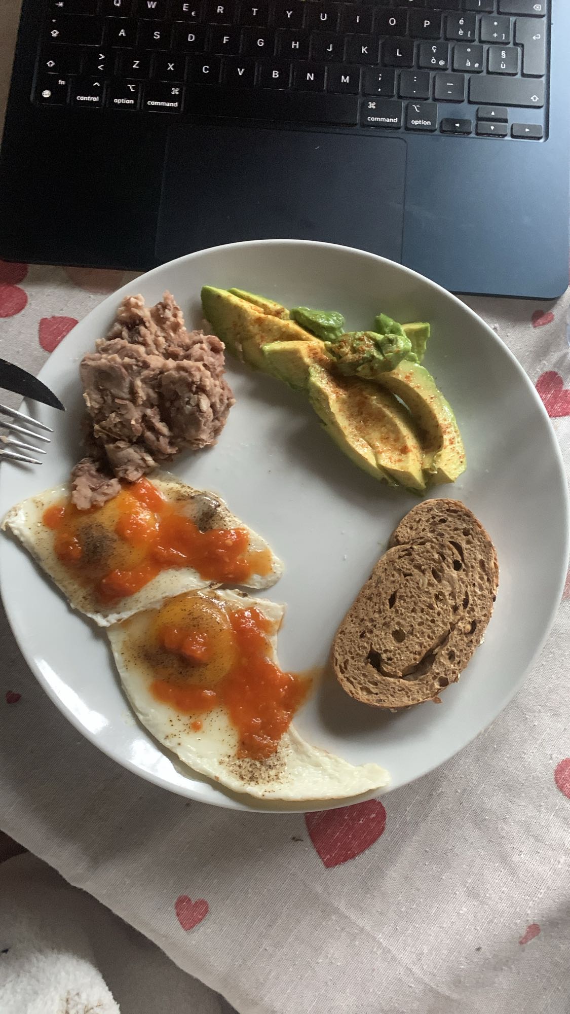 Desayuno con huevo y aguacate