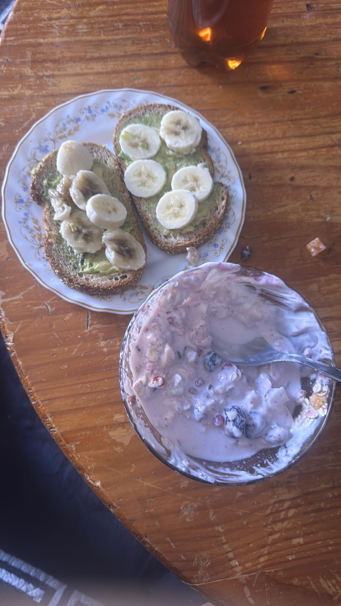Tostadas y yogur con fruta