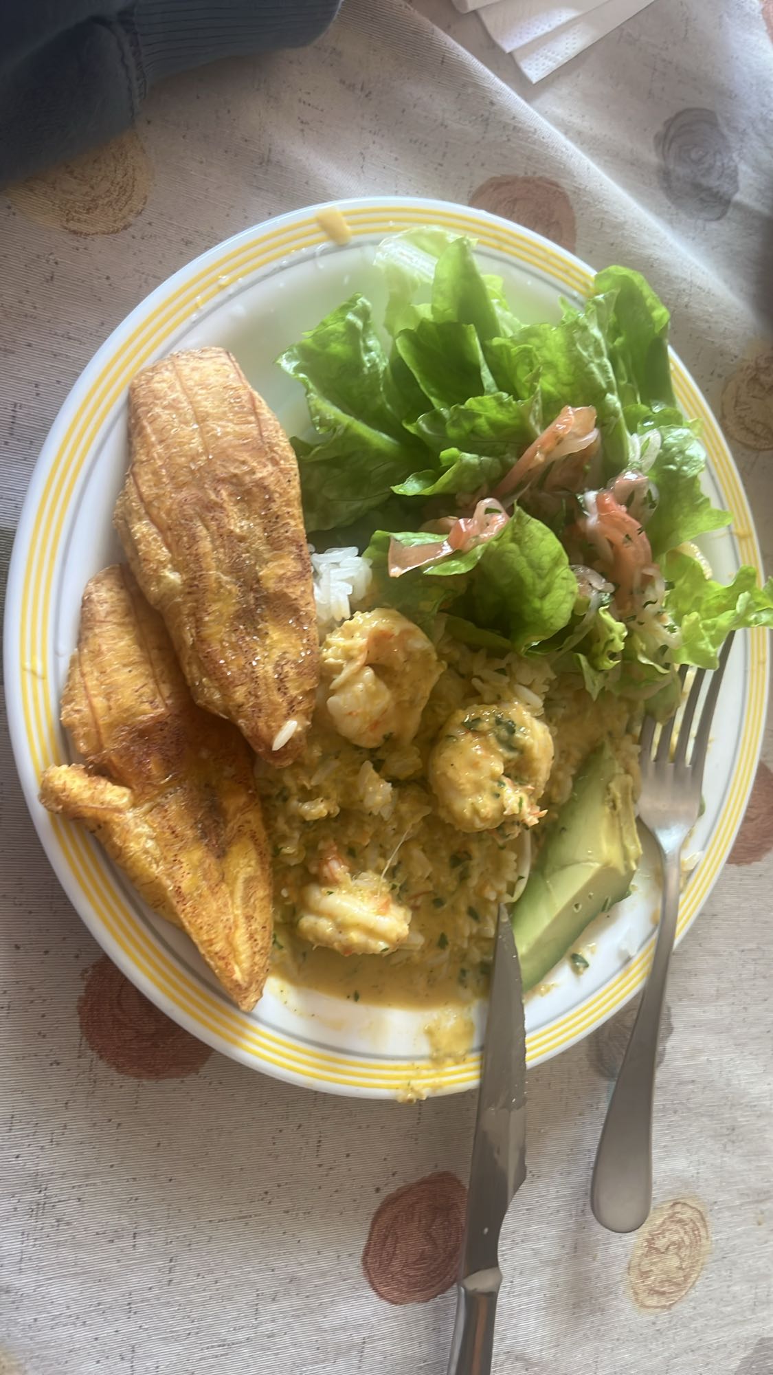 Camarones con plátano y ensalada