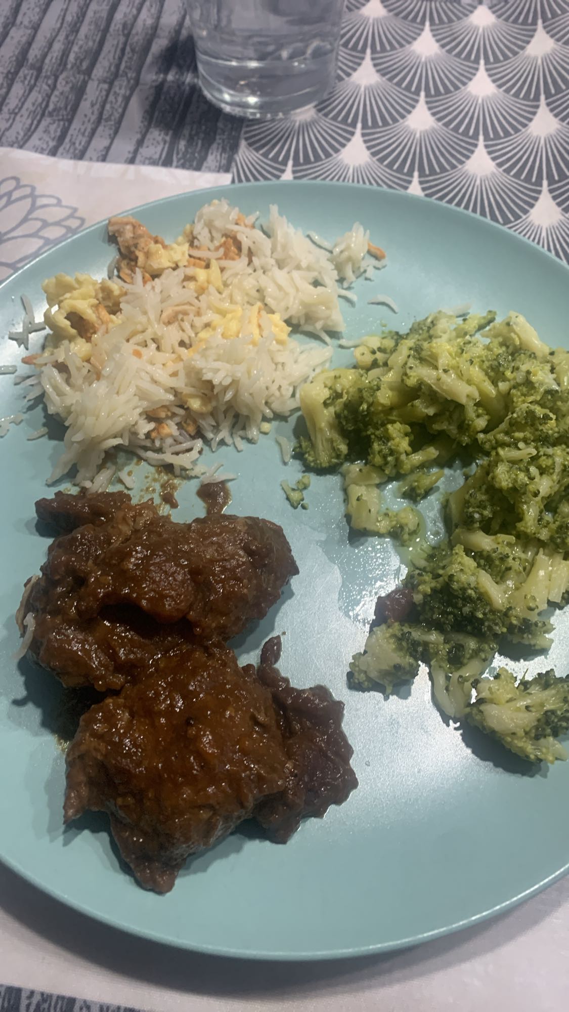 arroz, carne guisada y brócoli