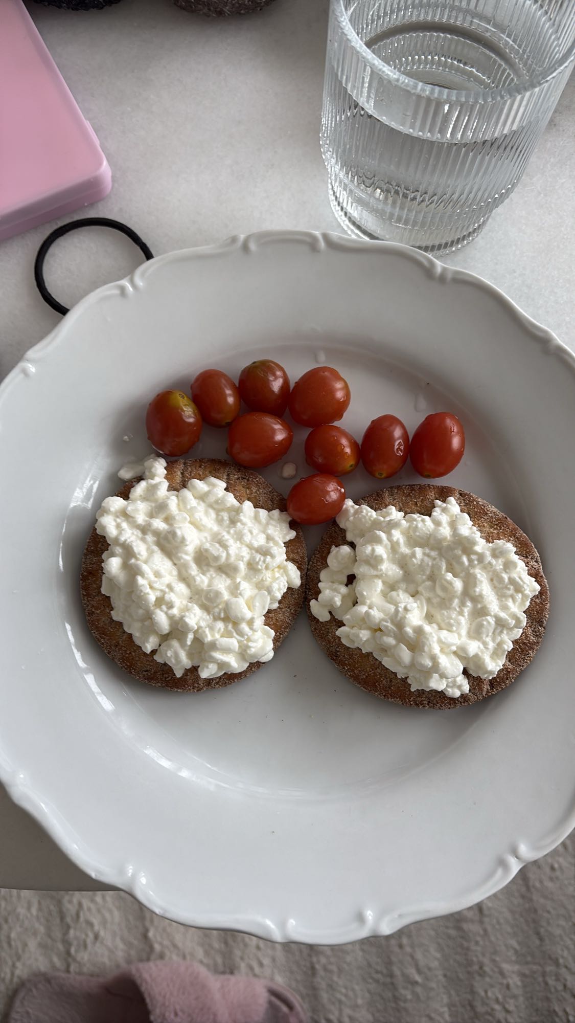 Knäckebröd med keso och tomat