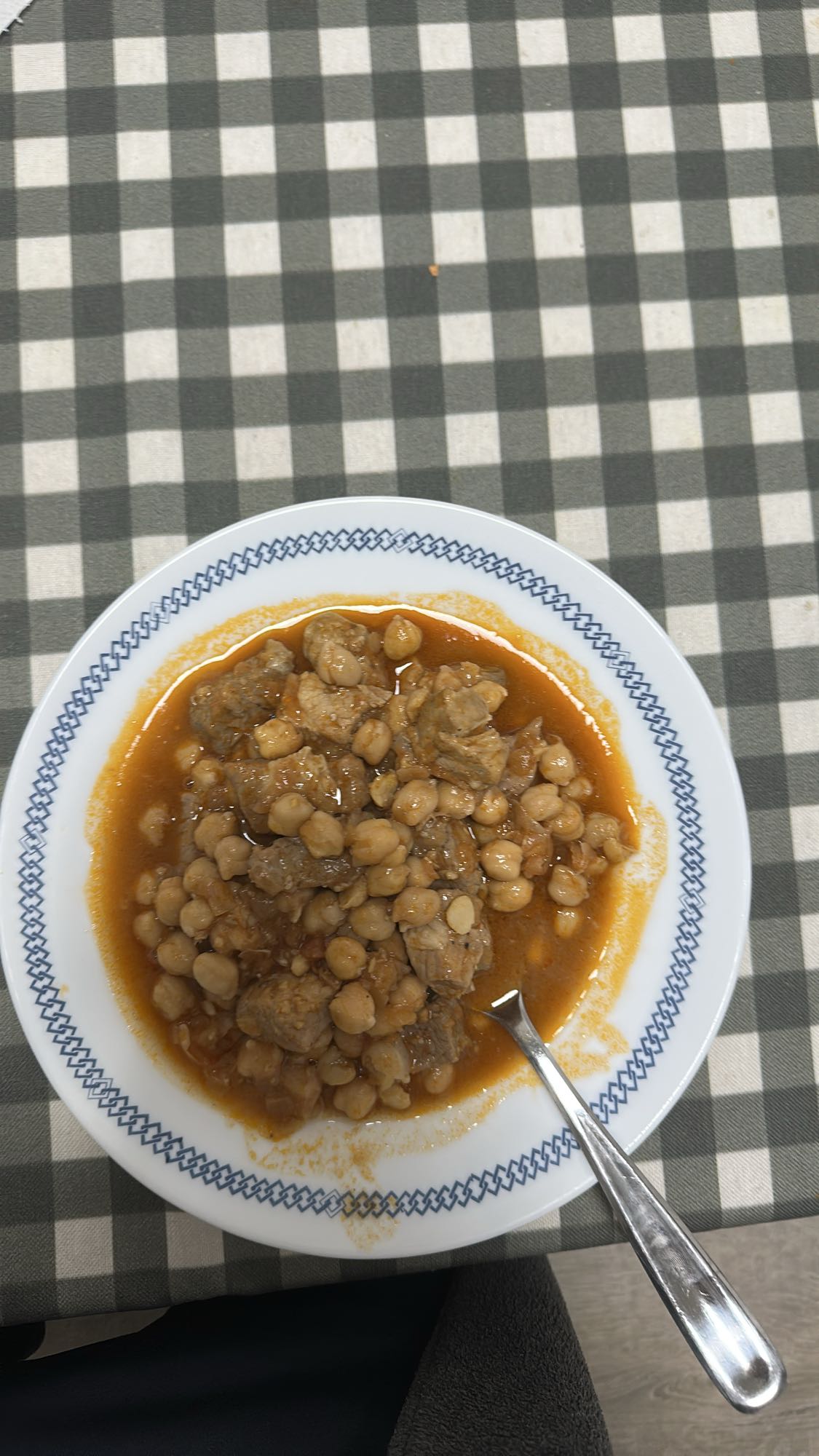 guiso de garbanzos y carne