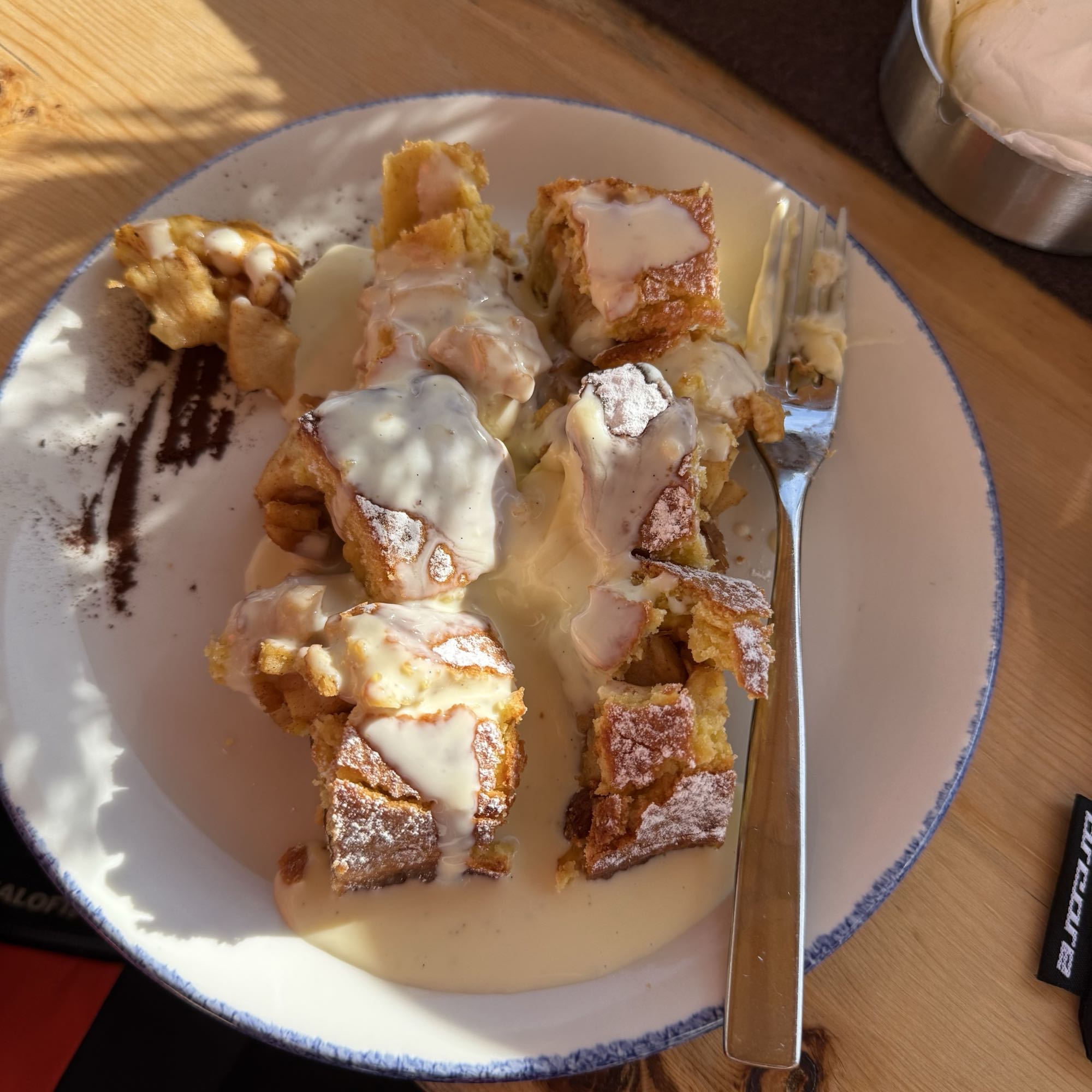 Ștrudel cu mere și sos de vanilie