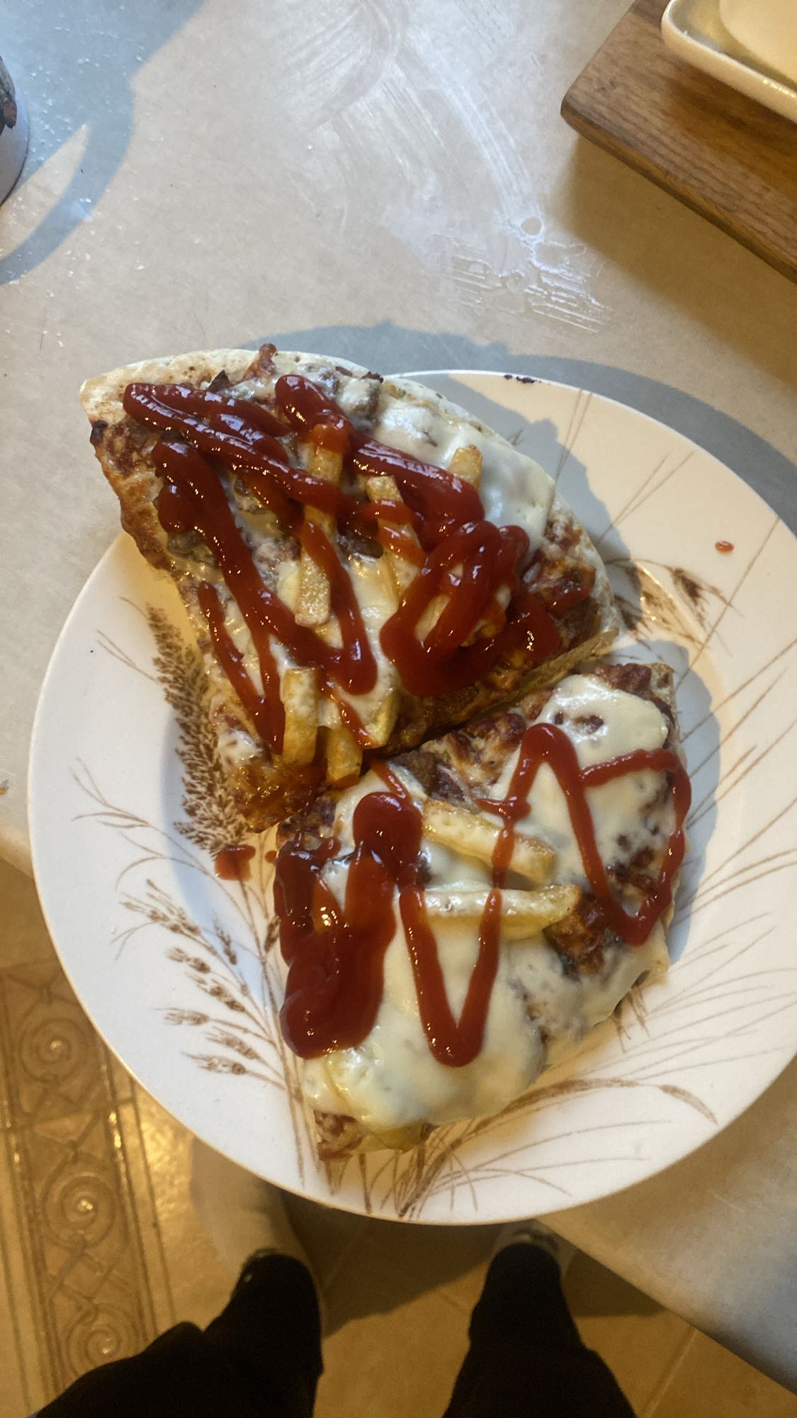 Pizza z frytkami i ketchupem