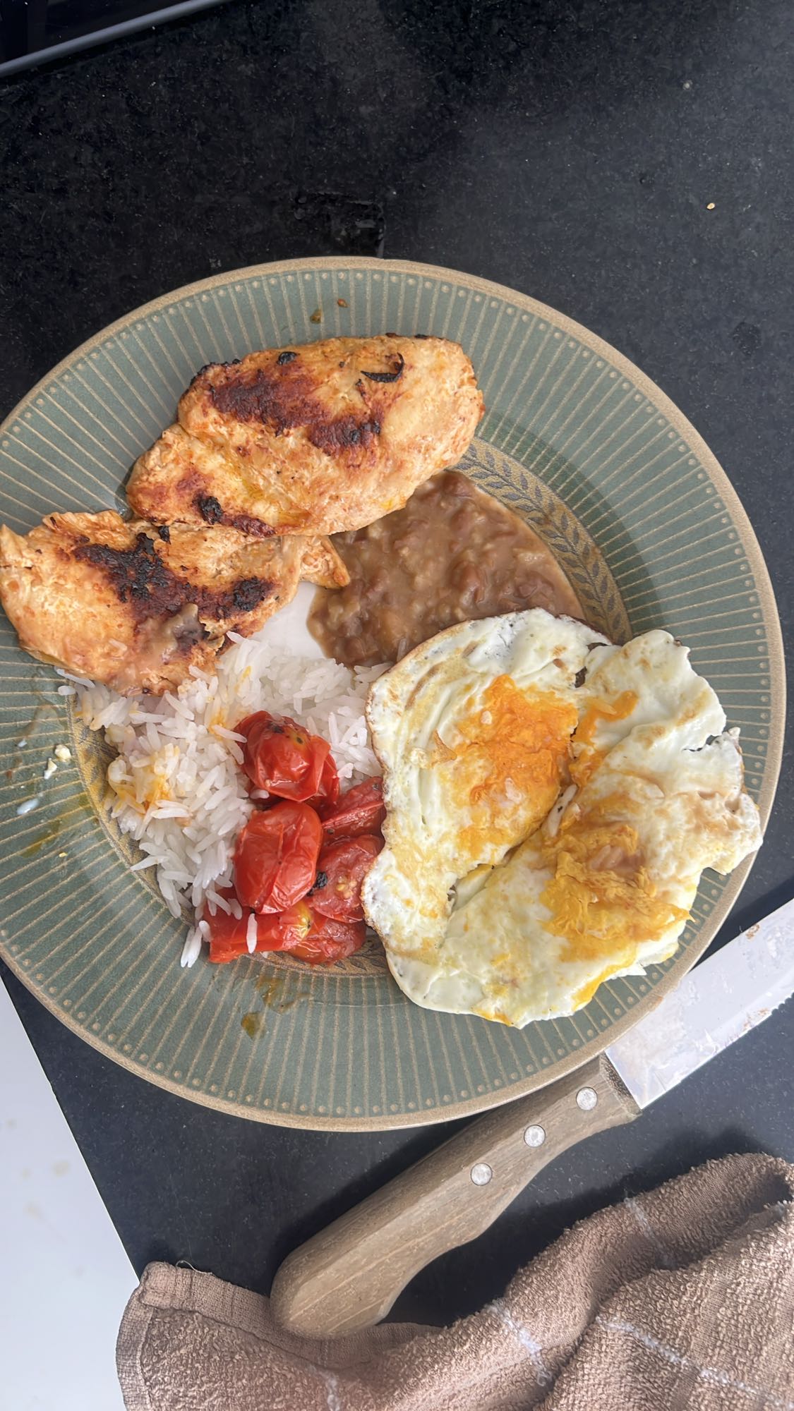 Prato de frango, arroz e ovos