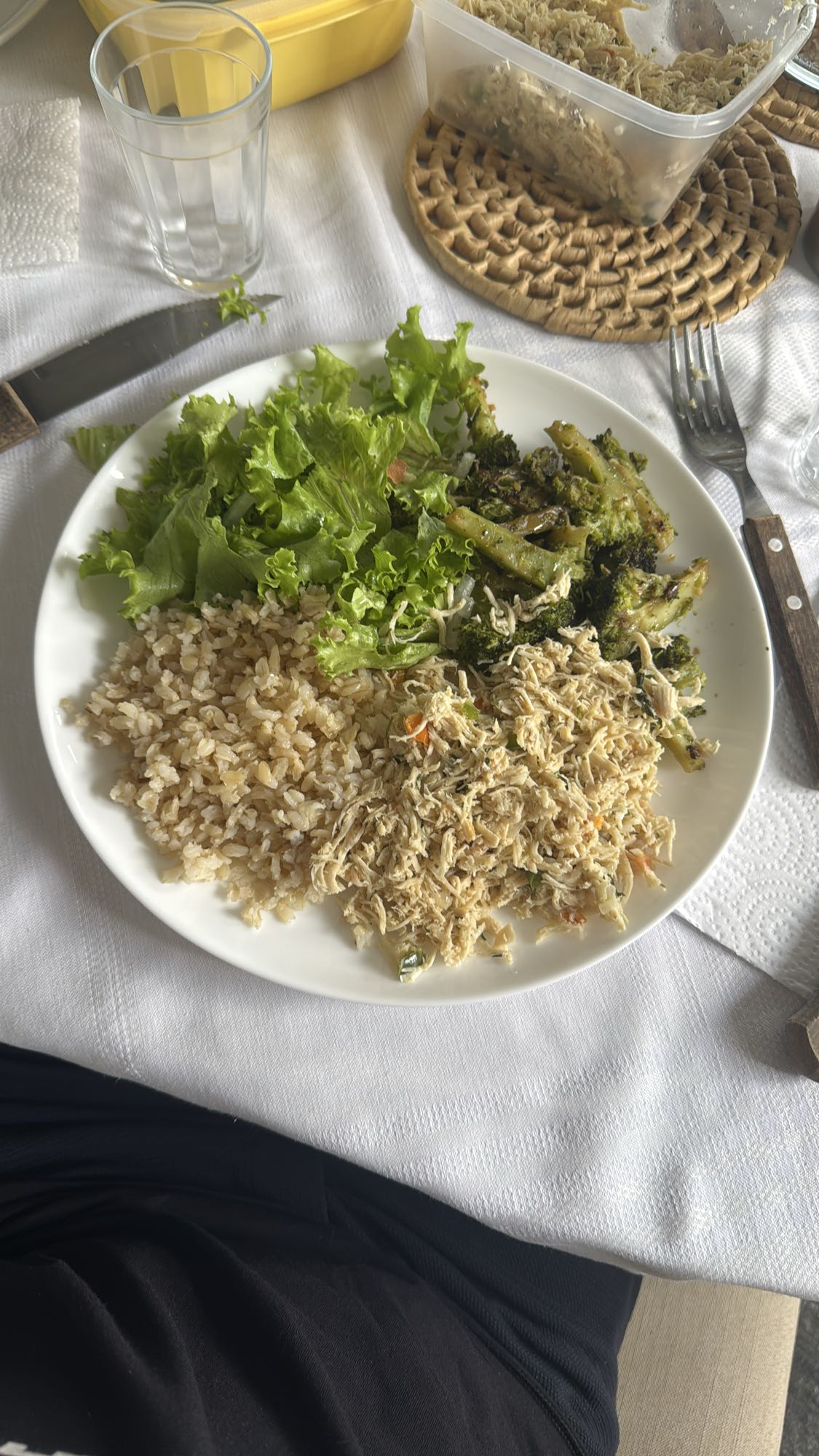 Frango, arroz, brócolis e salada