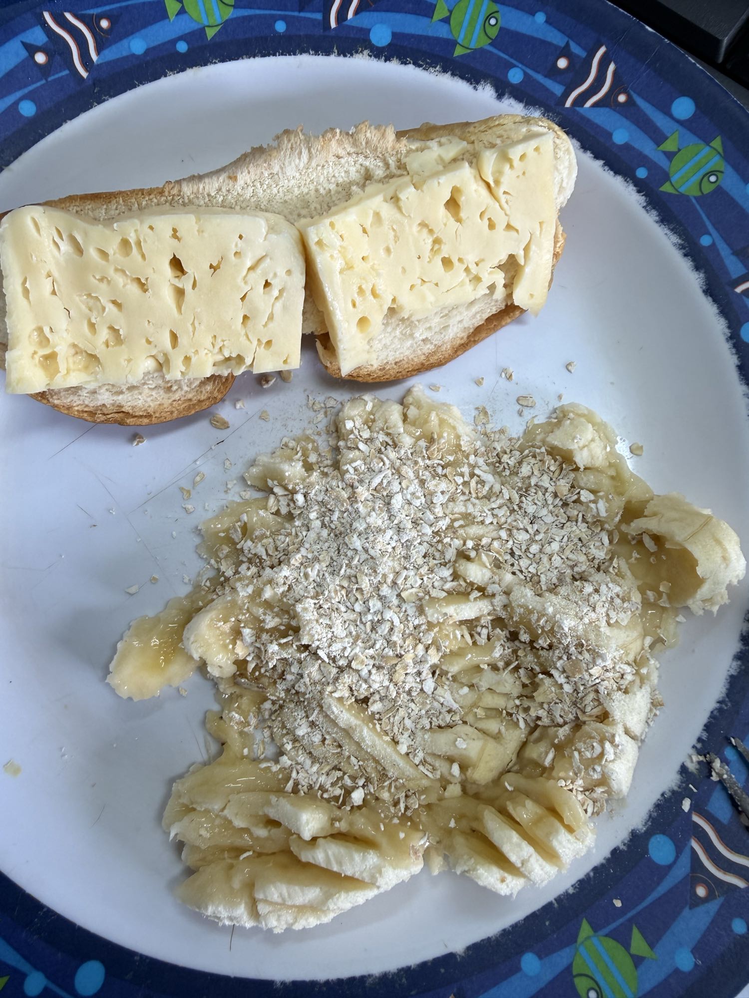 Pão com queijo e banana aveia