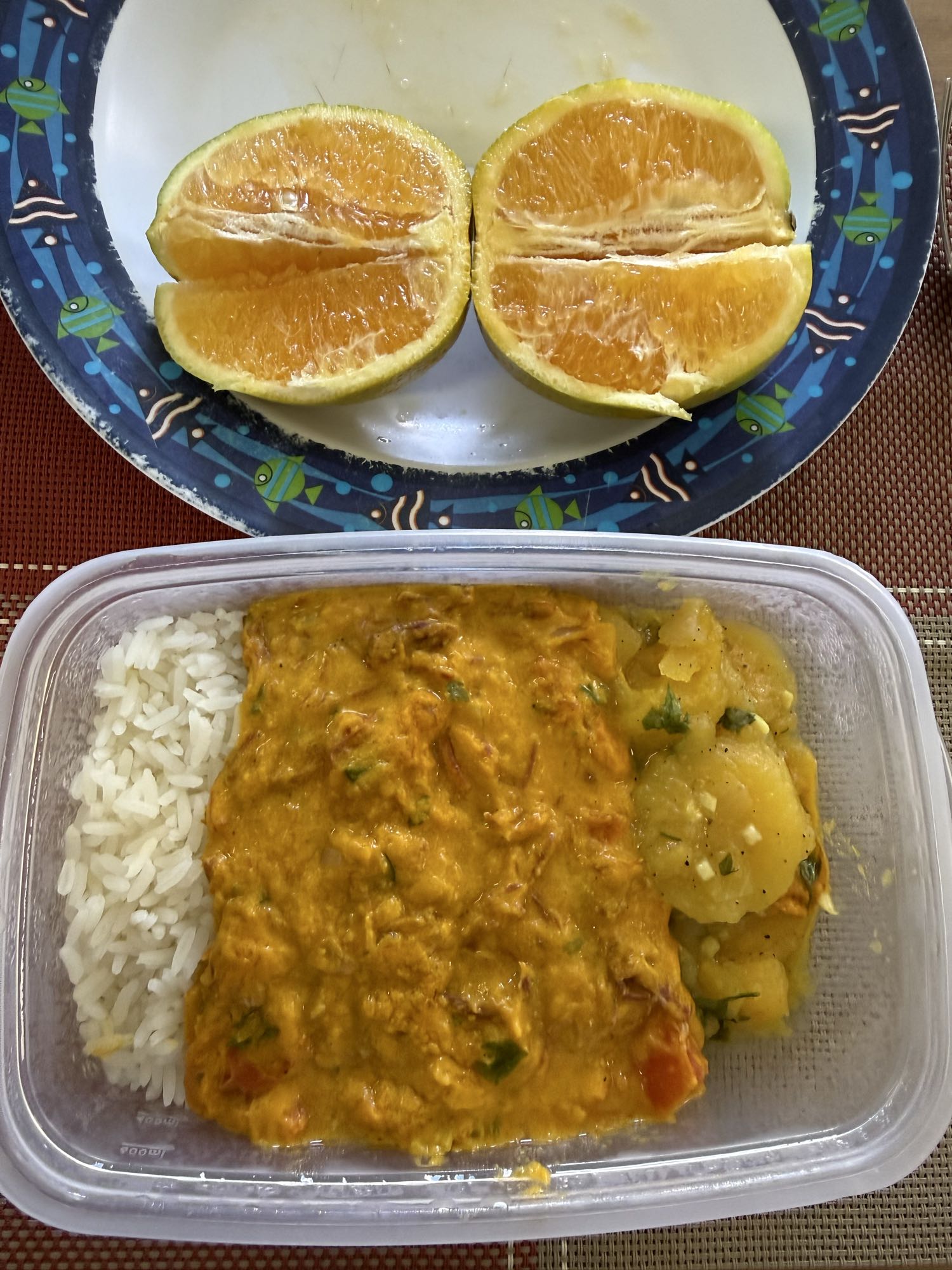 Arroz, frango ao molho, batata e laranja