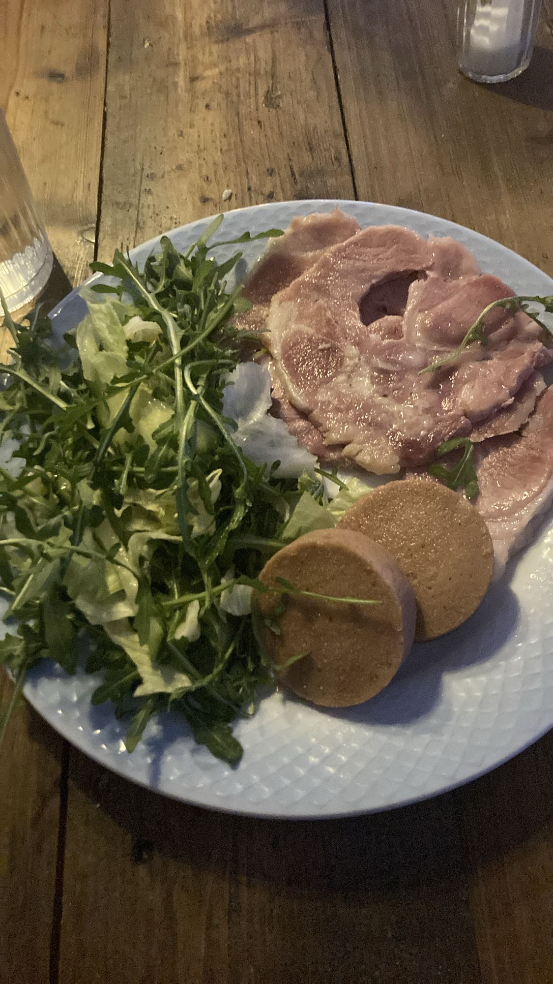 Skinka med sallad och bröd