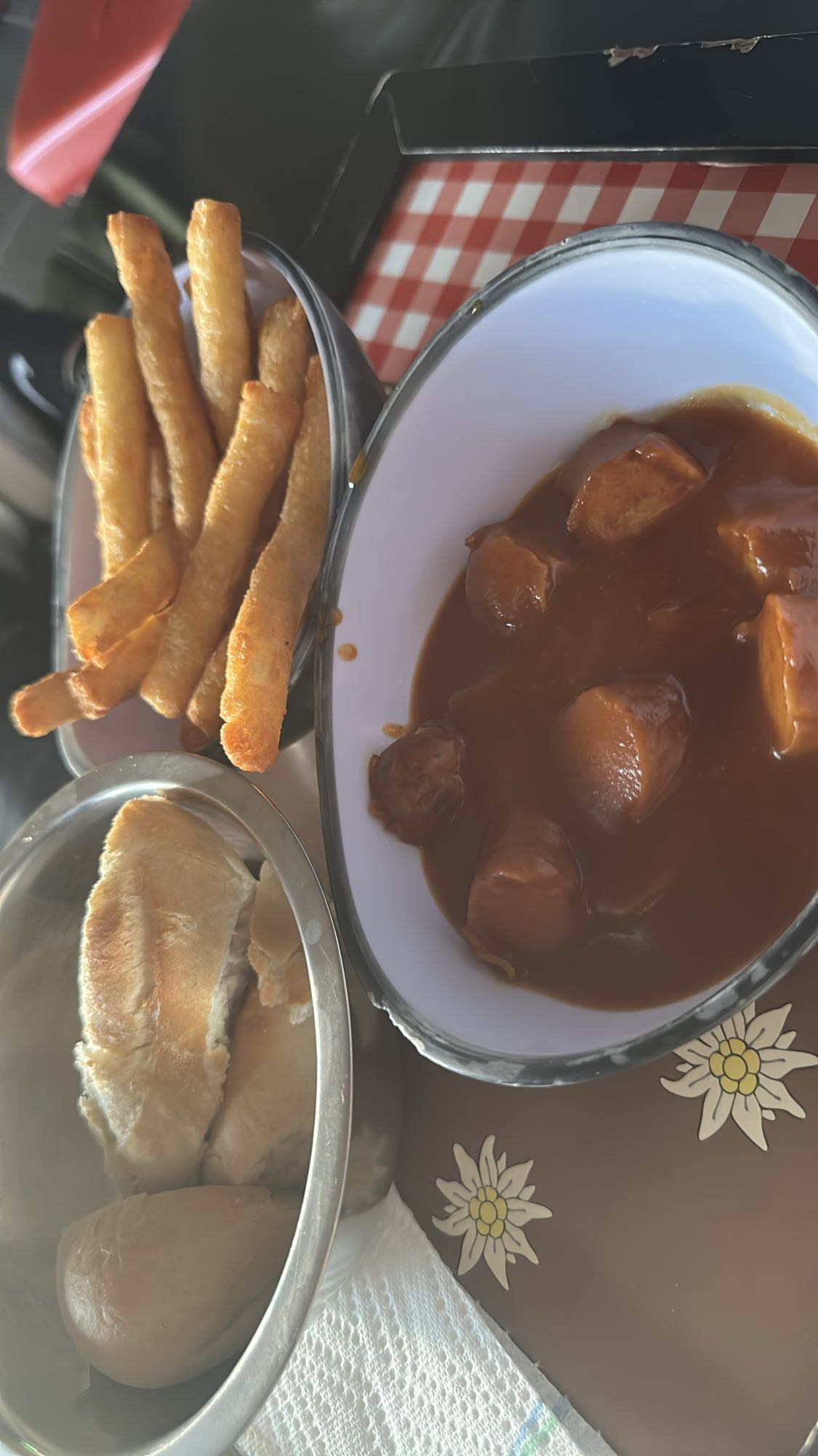 Würstchen mit Pommes und Brötchen