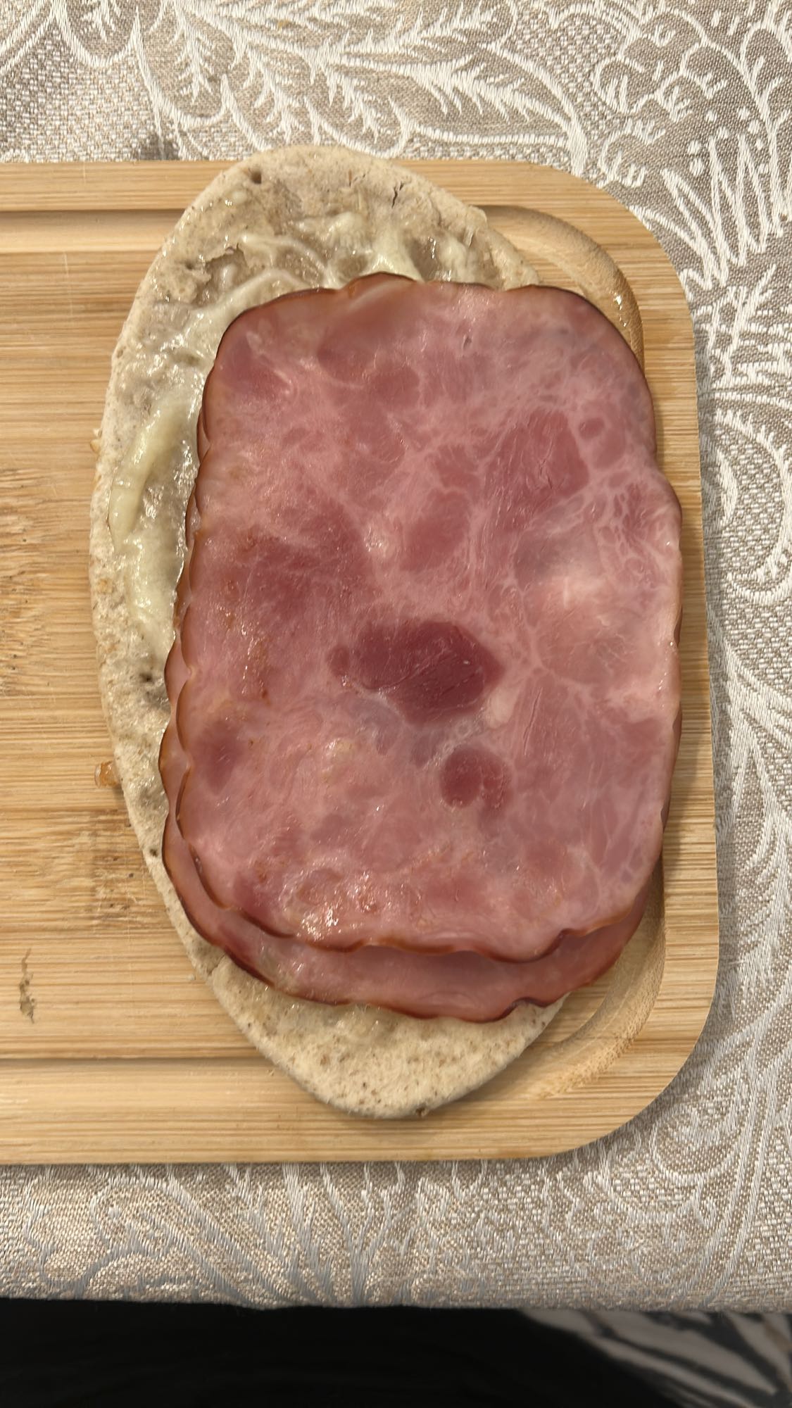 Sandviș cu șuncă și brânză