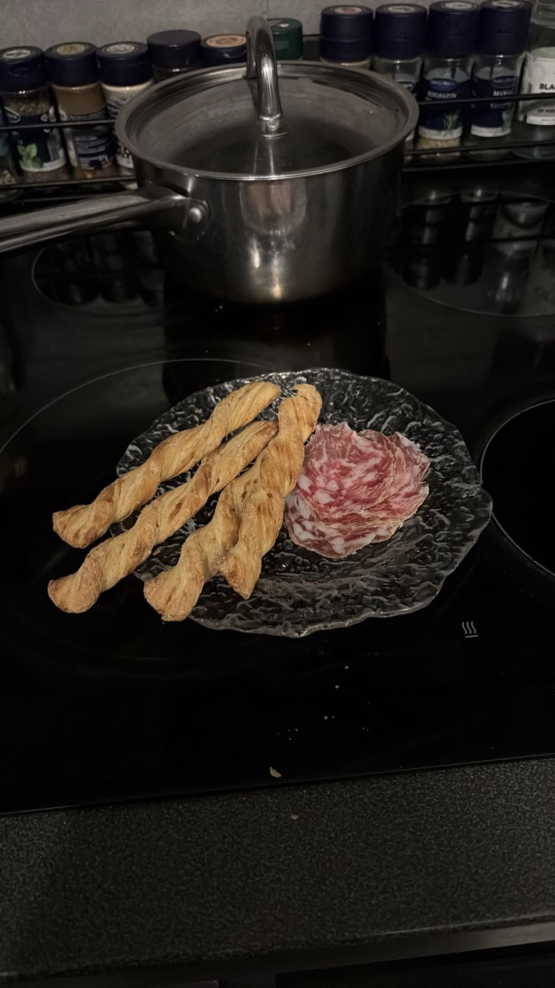 Salami och brödpinnar
