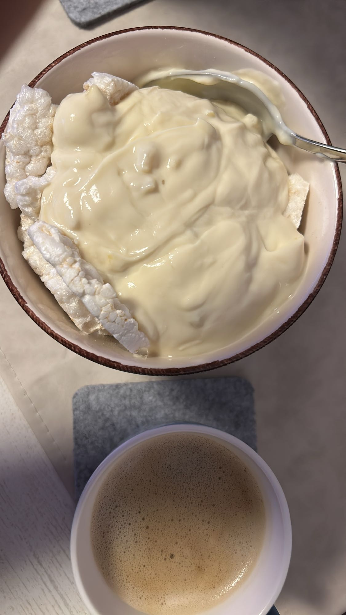 Tortitas con yogur y café