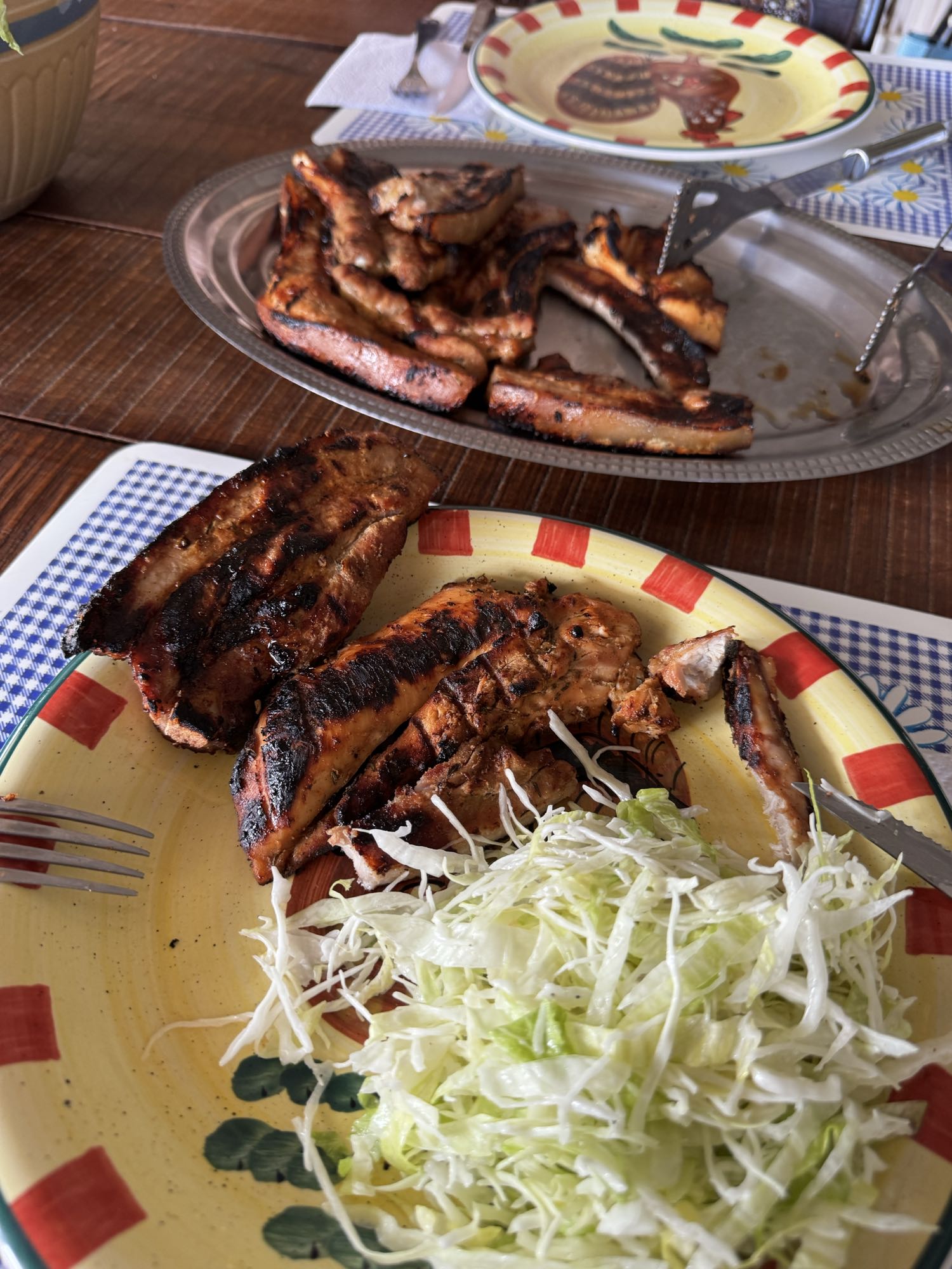Costillas y ensalada