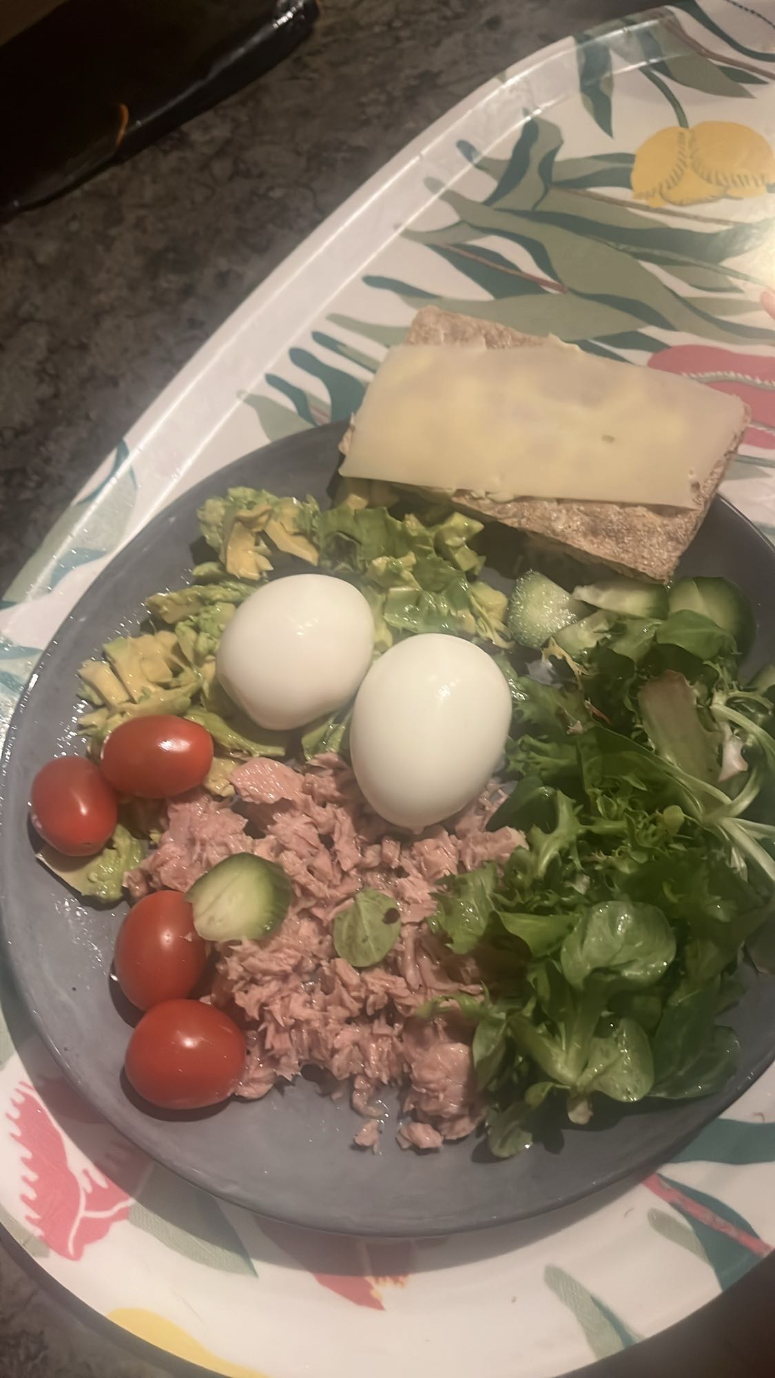 Tonfisksallad med ägg & knäcke