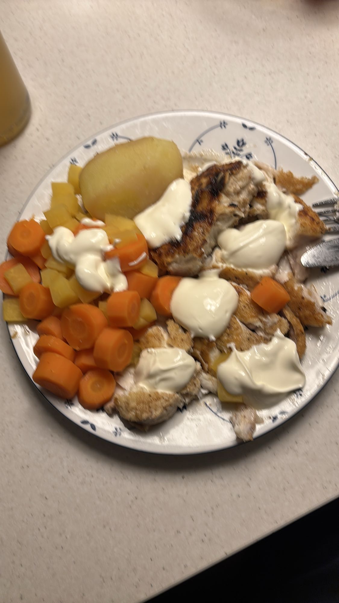 Kveite med gulrot, potet og lettrømme