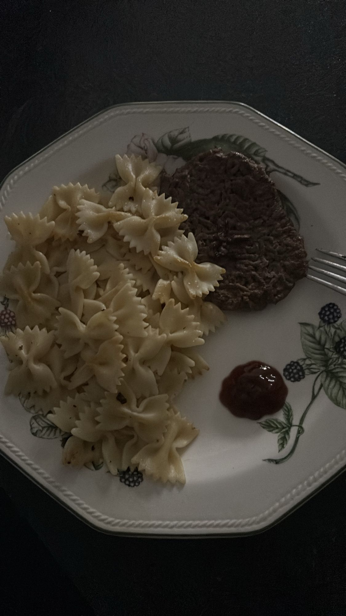 Pâtes, steak et ketchup