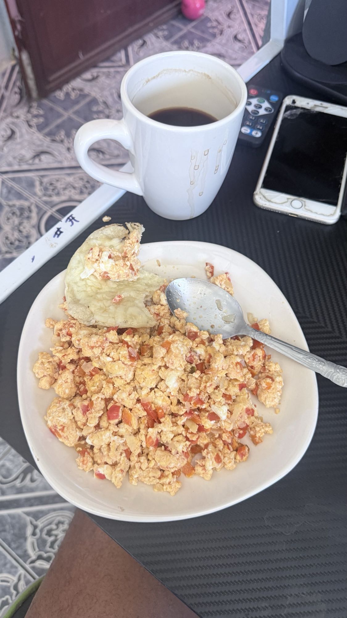 Huevos revueltos con pan y café