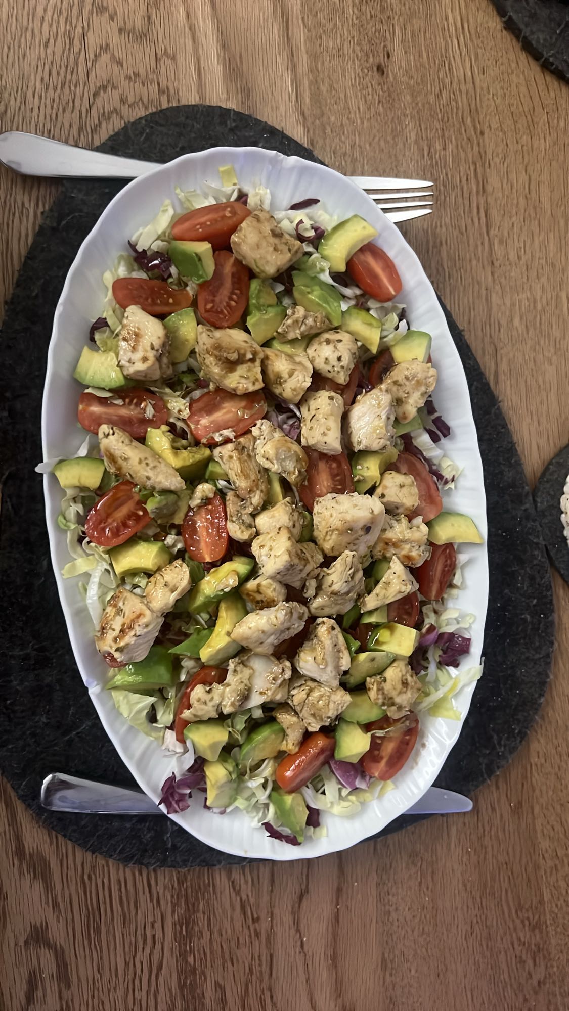 Tavuklu avokadolu salata