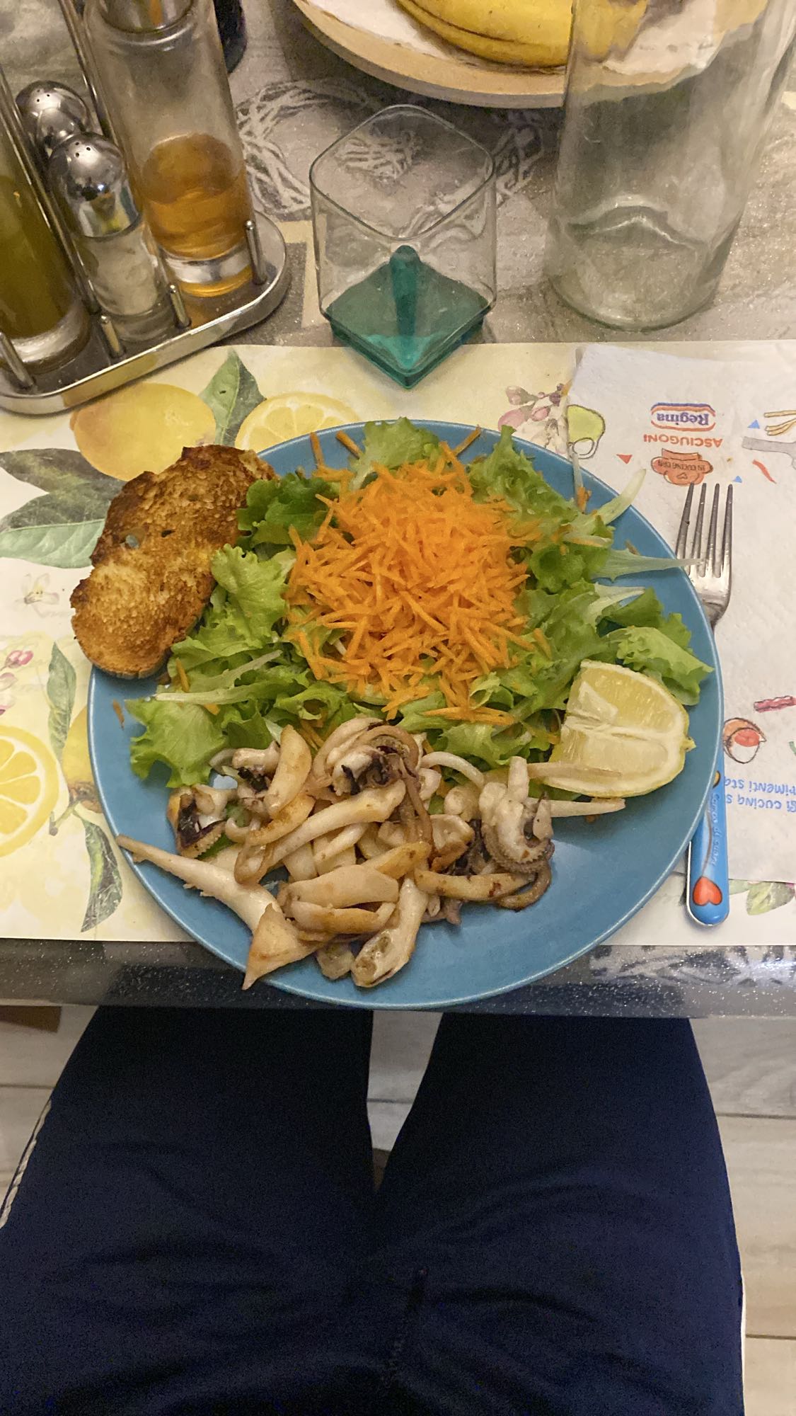 Insalata con calamari e pane