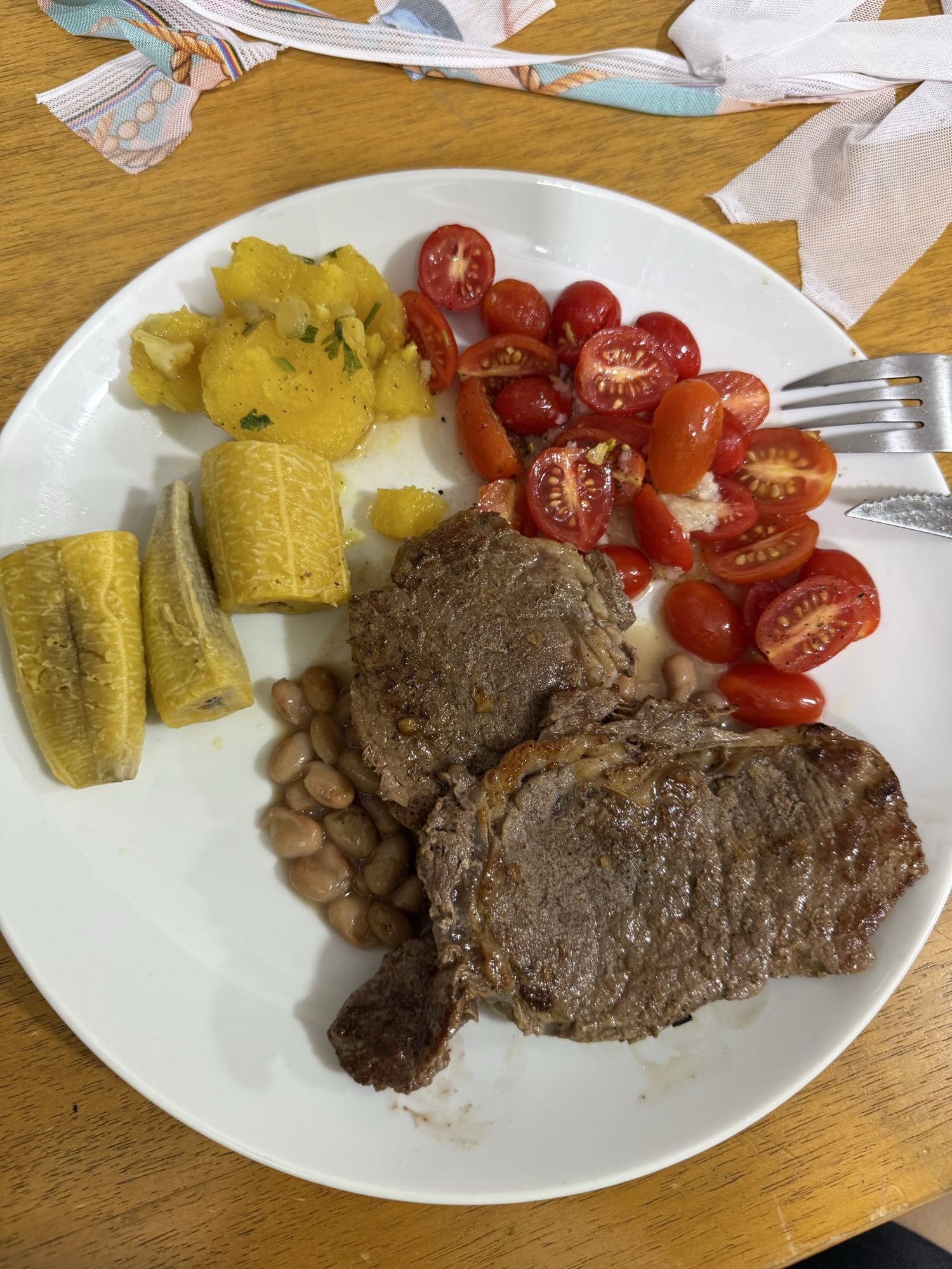 Bife com legumes e feijão