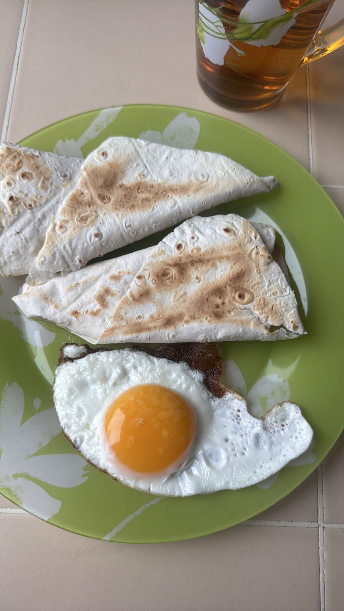 яичница с лавашом и чаем