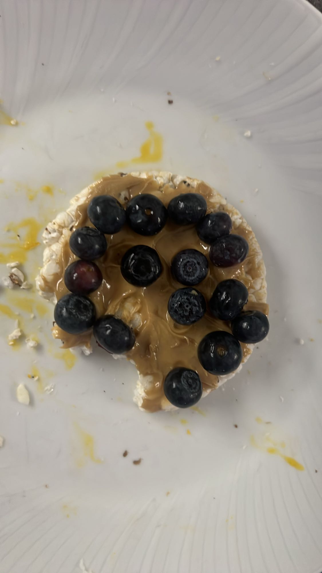 Arroz inflado con crema y arándanos