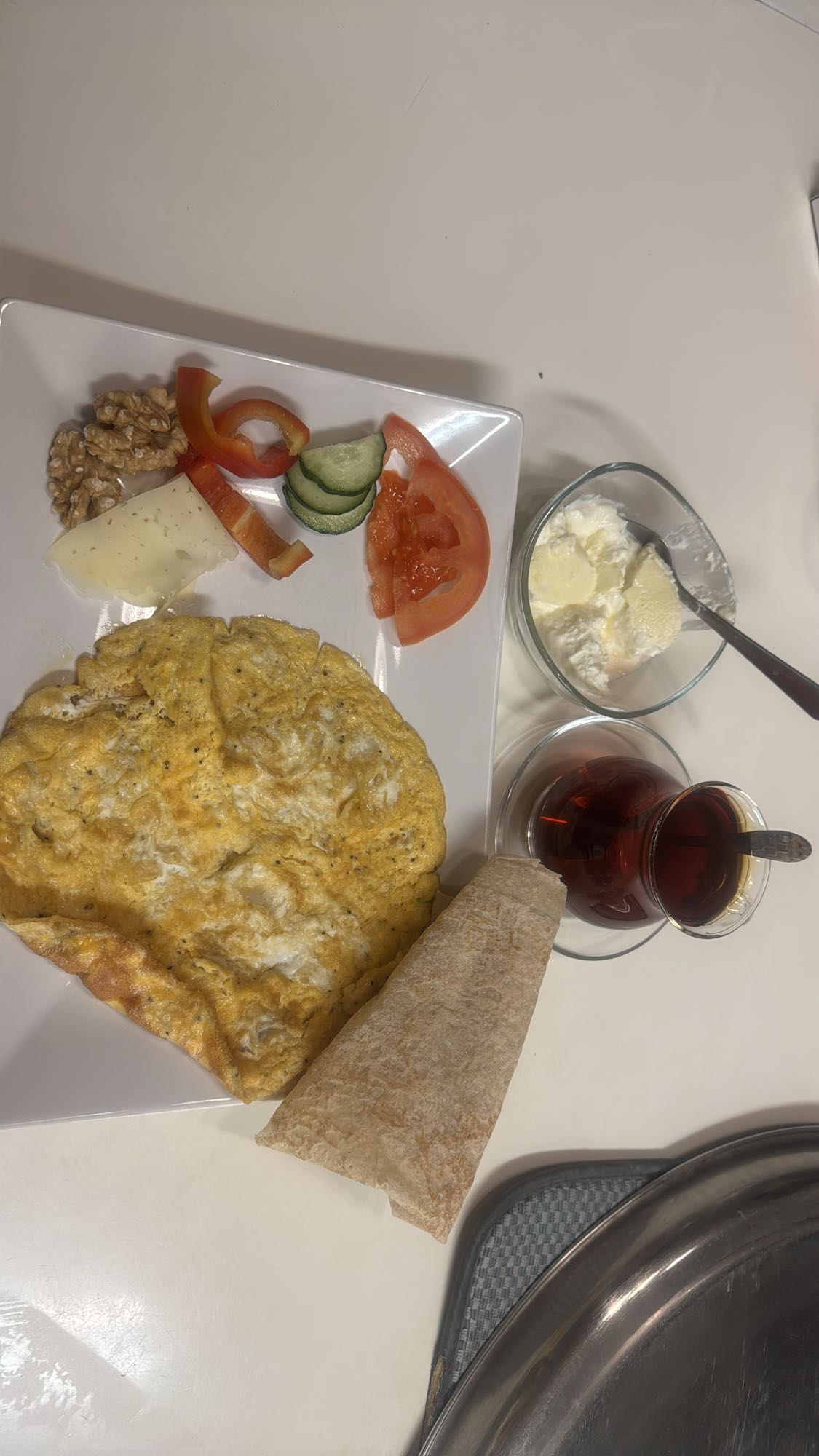 Frukosttallrik med omelett