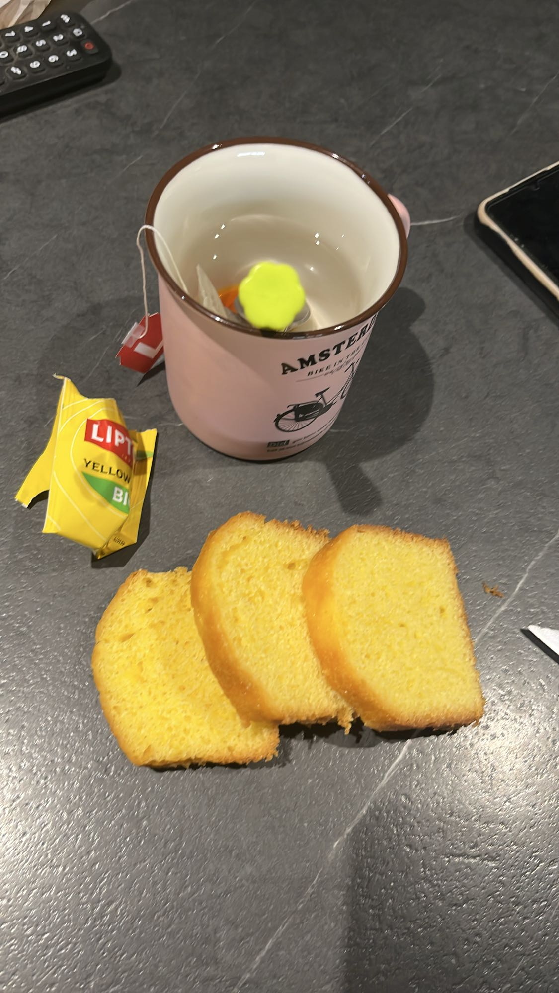 Thé et tranches de cake