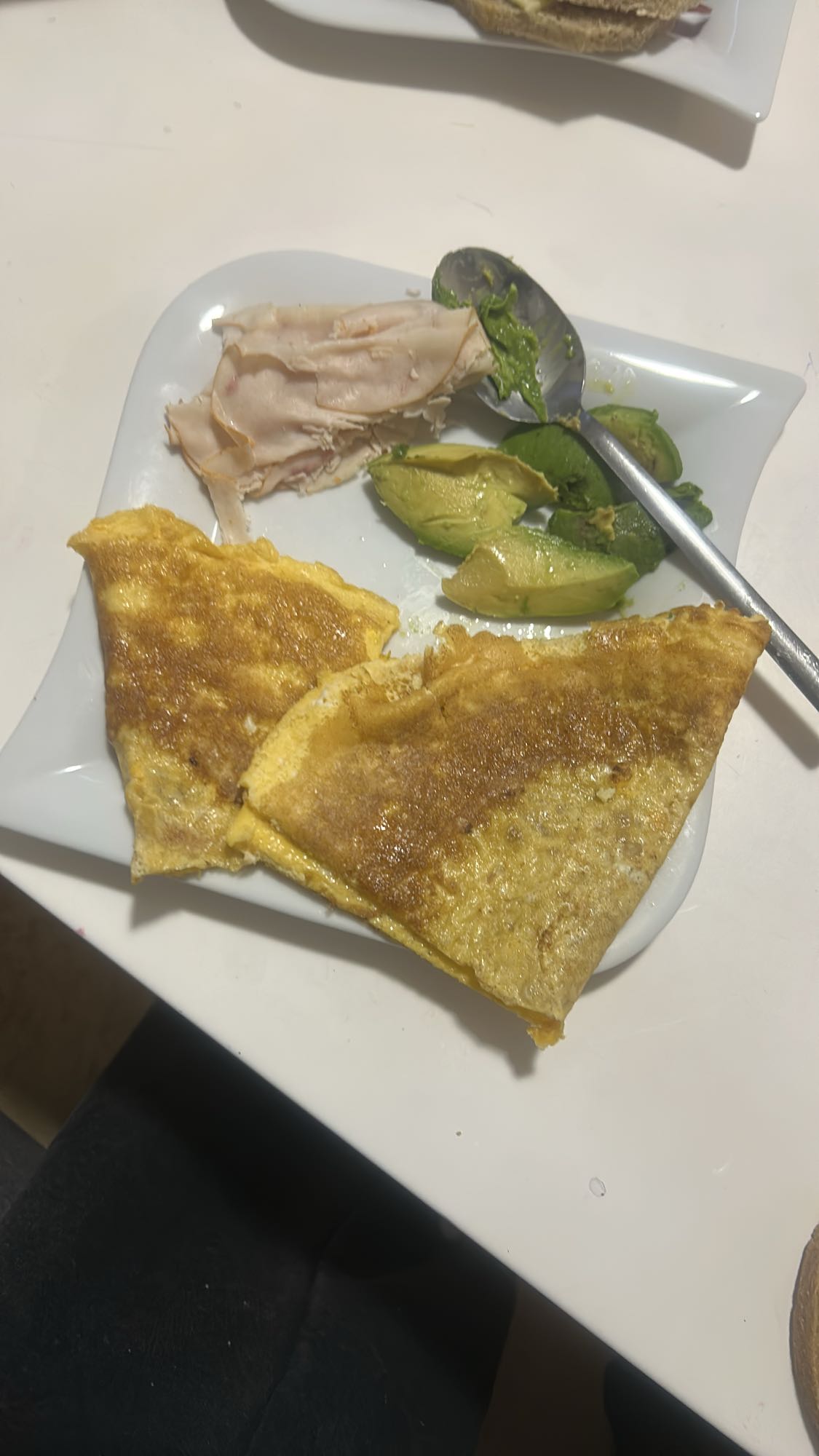 Omelet met kalkoen en avocado
