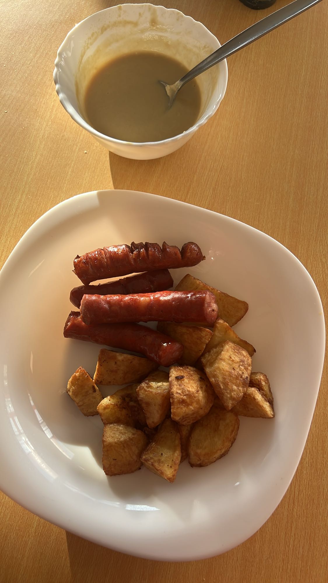 Cârnați cu cartofi și sos