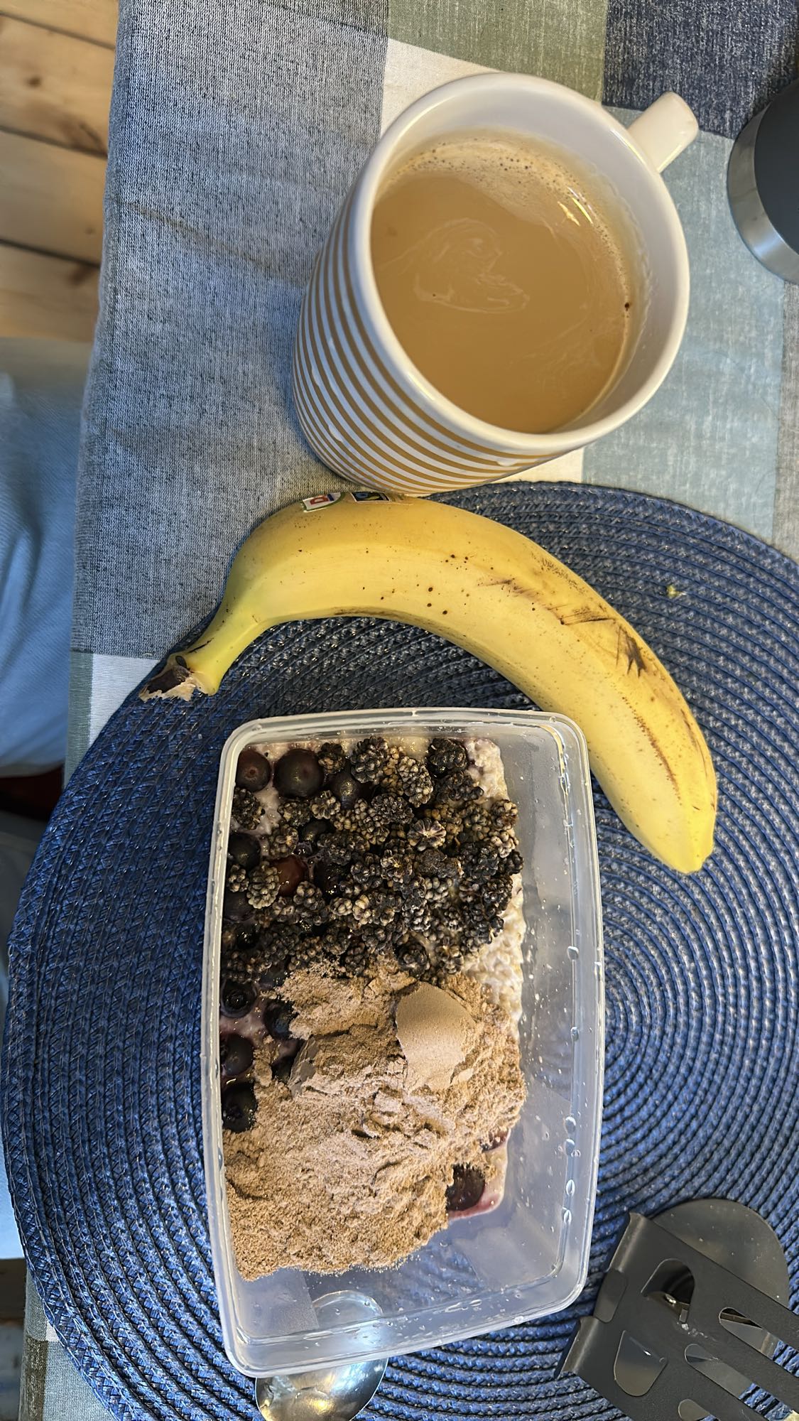 Havregrynsfrukost med kaffe