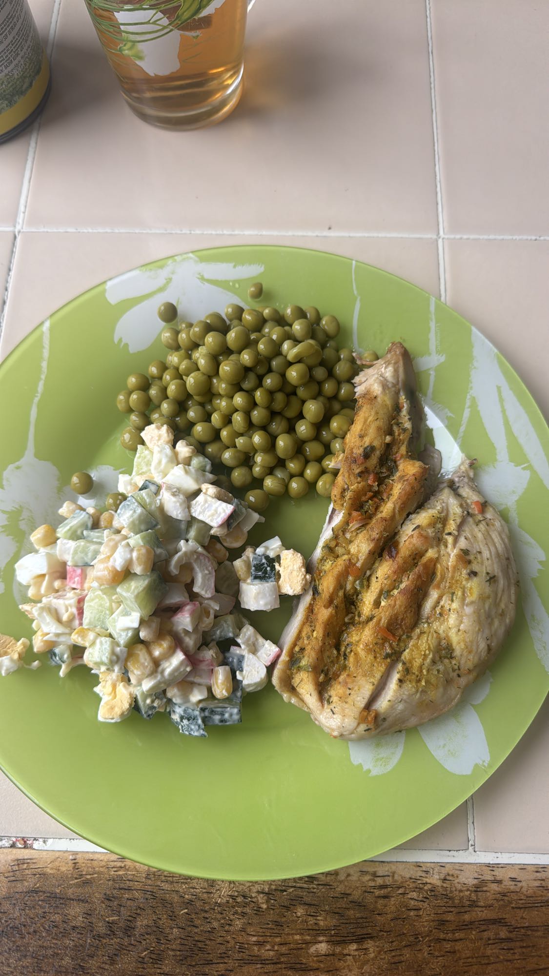 Курица с горошком и салатом