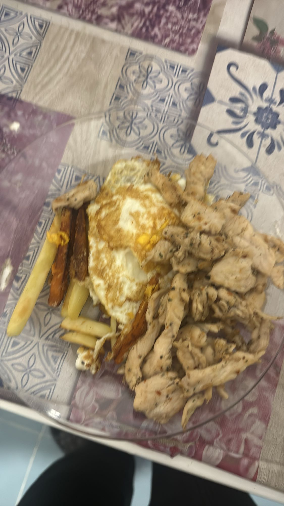 Pollo, huevo y papas fritas