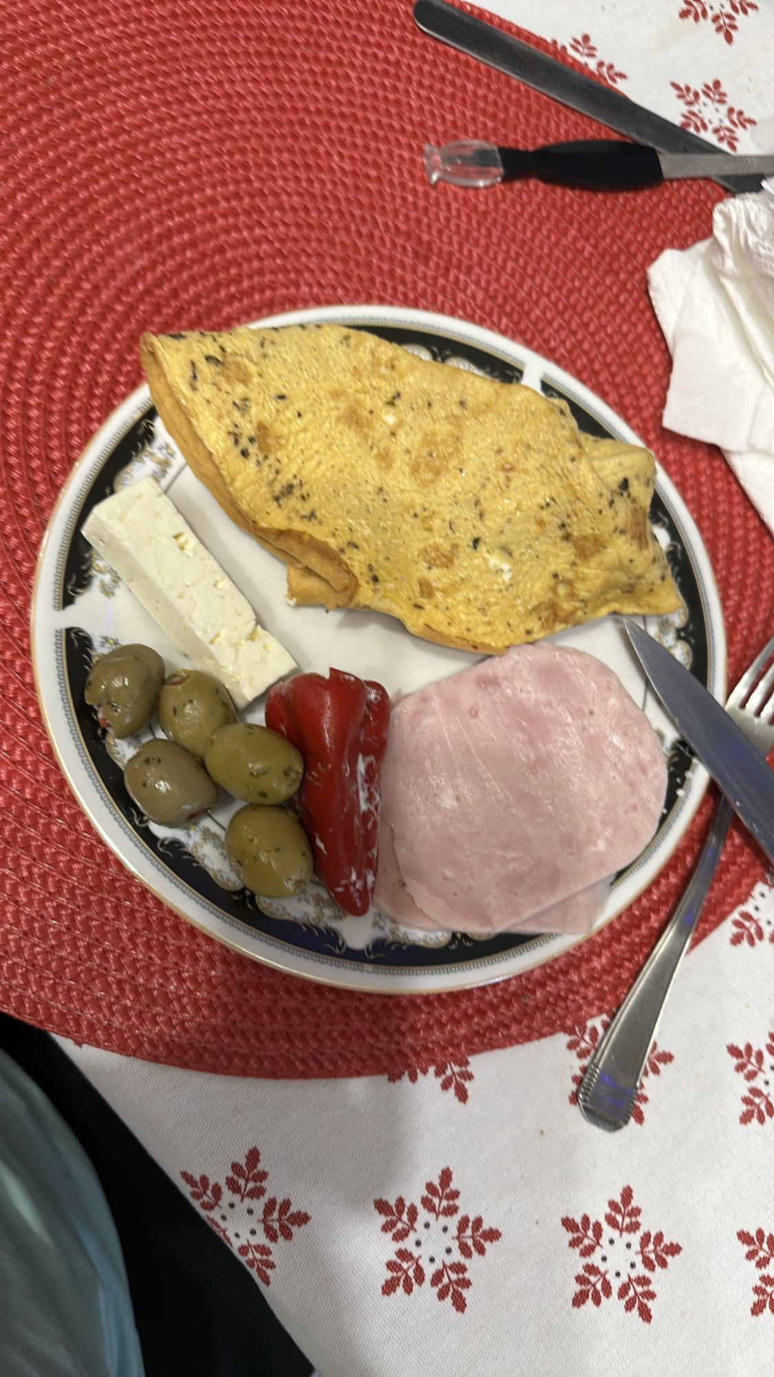 Mic dejun cu omletă și șuncă