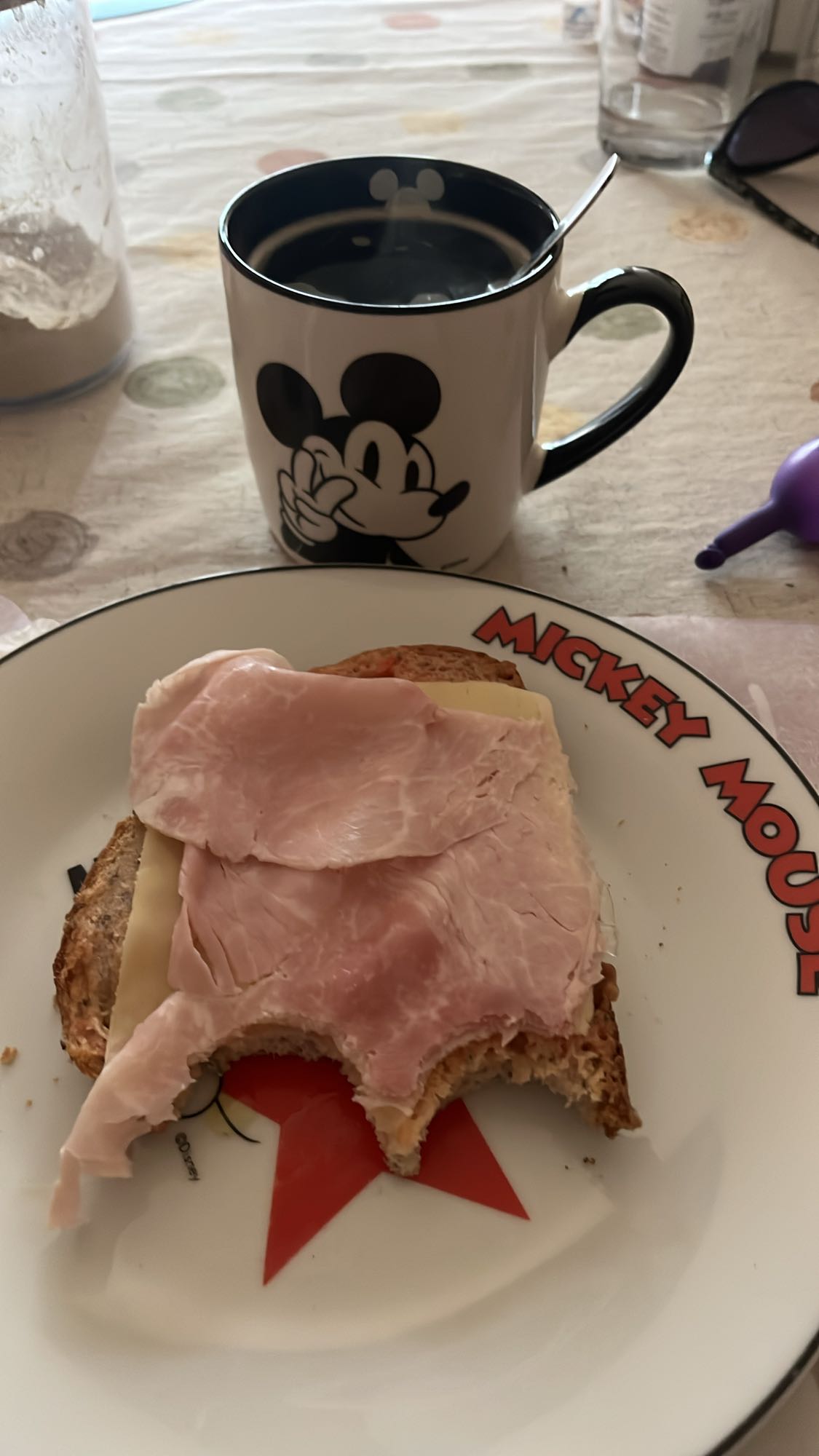 Tostada de jamón y café