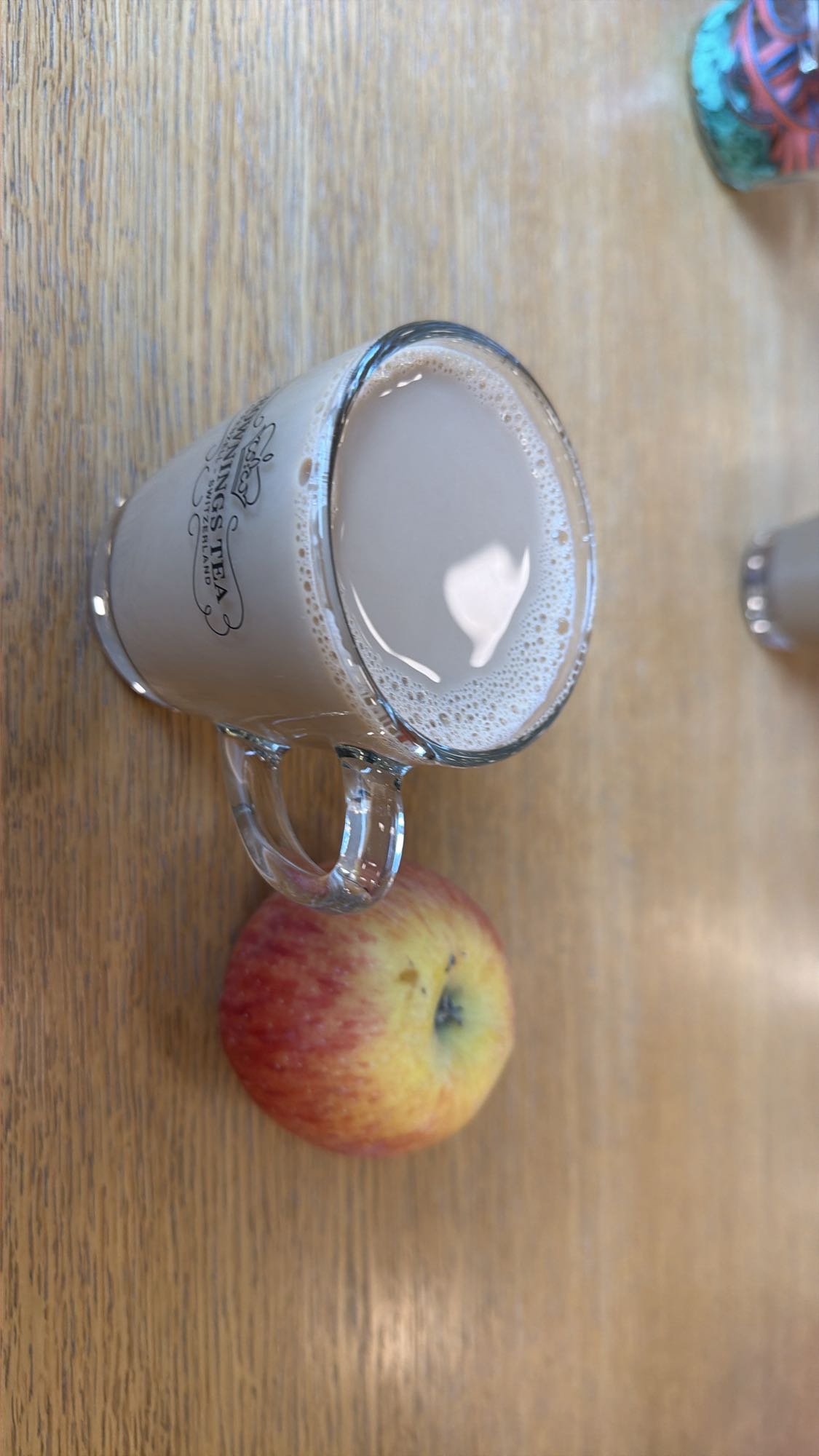 Çaylı süt ve elma