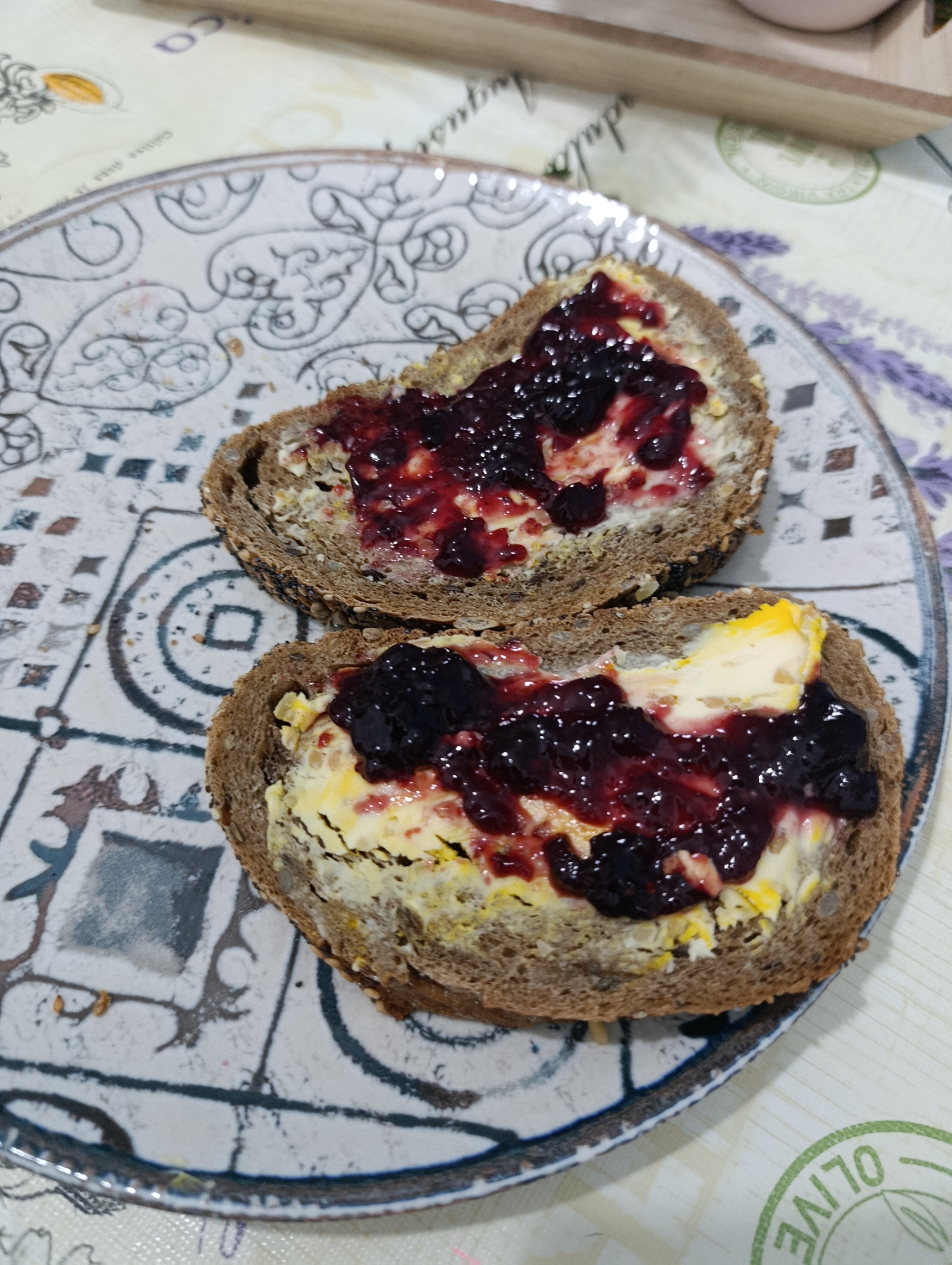 Pan integral con mantequilla y mermelada
