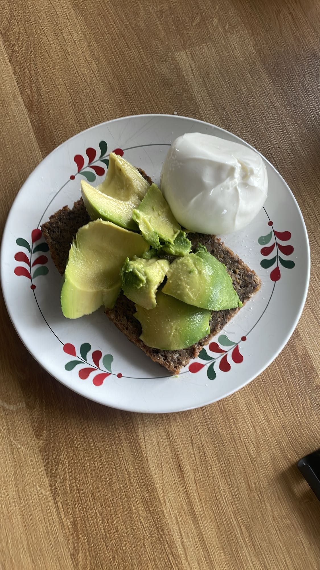 Kanapka z awokado i burratą