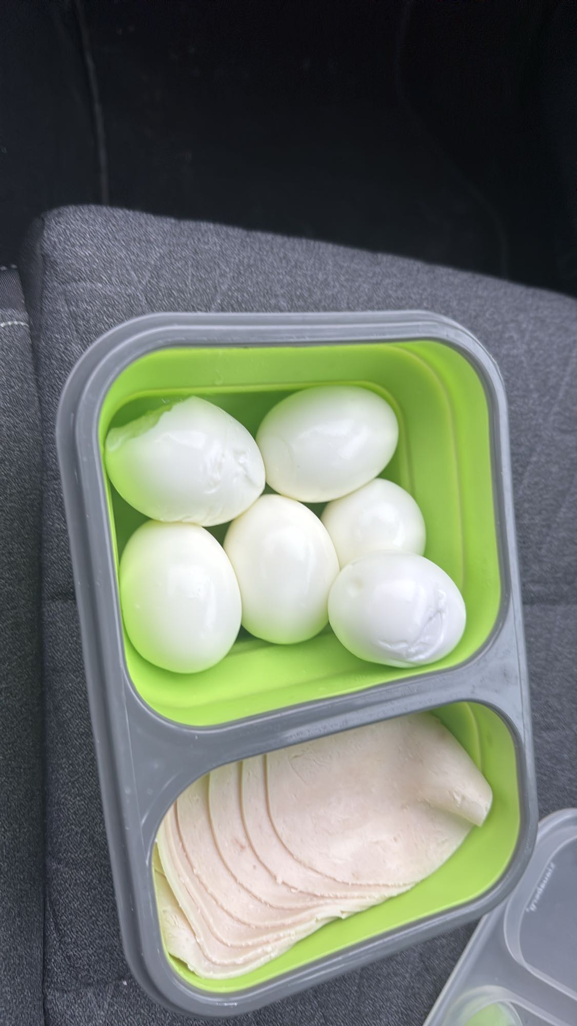 Jajka i szynka drobiowa