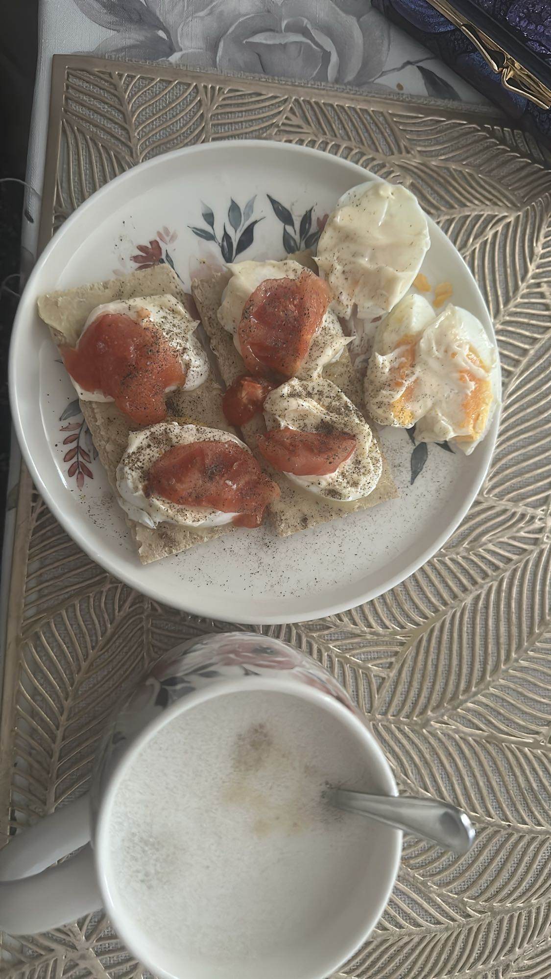 Jajka na chrupkim pieczywie